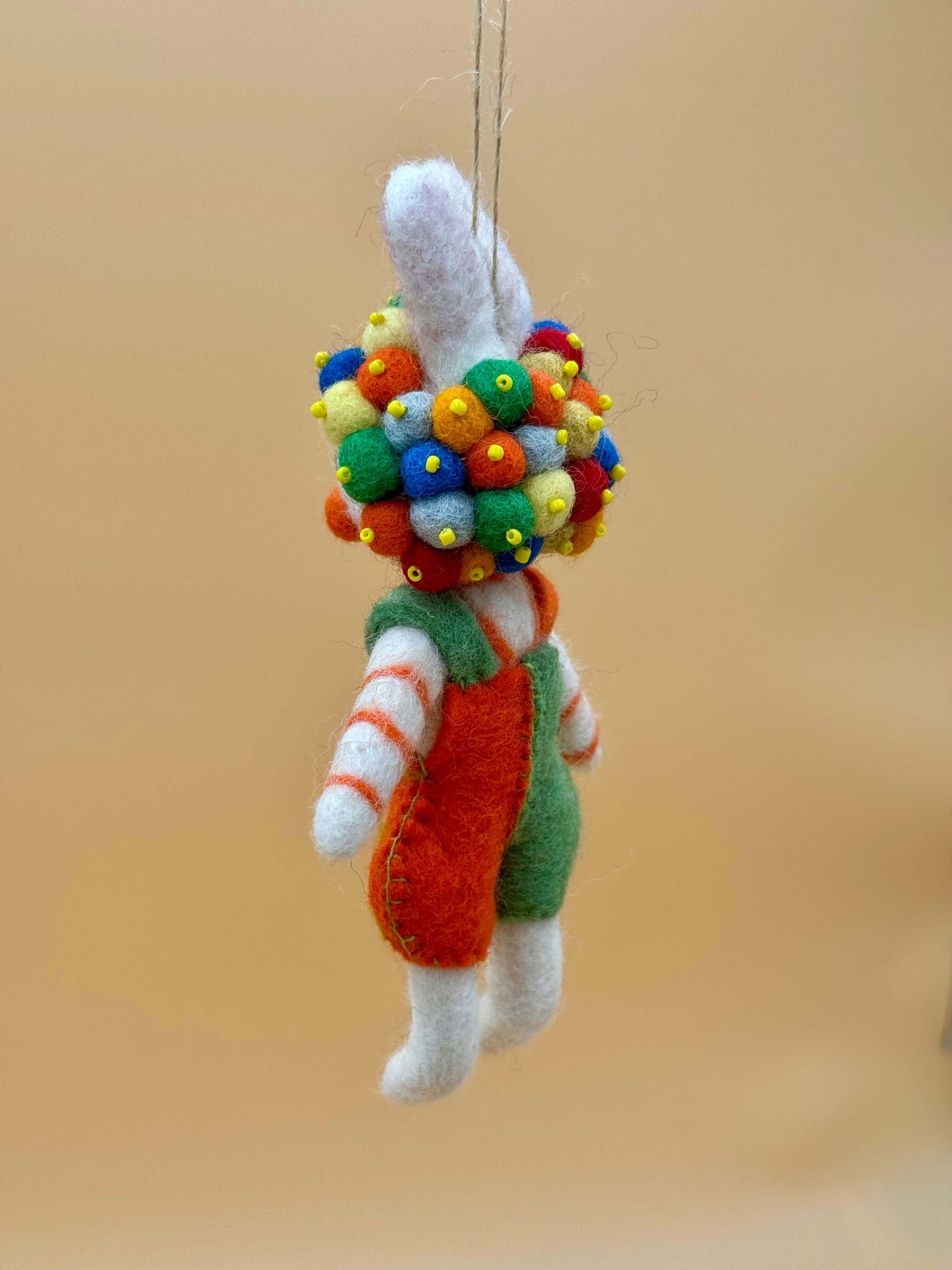 Filzanhänger Schlüsselanhänger Clown bunt, handgemacht aus Wolle in bunten Farben mit Kügelchen im Haar.
