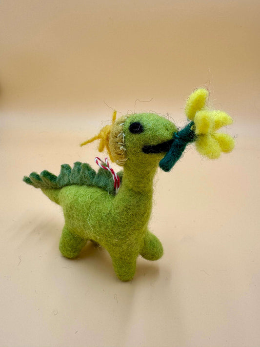 Handgemachter Filzanhänger Schlüsselanhänger Dino mit Blume, grün und gelb, aus 100% Wolle, einzigartig und farbenfroh.