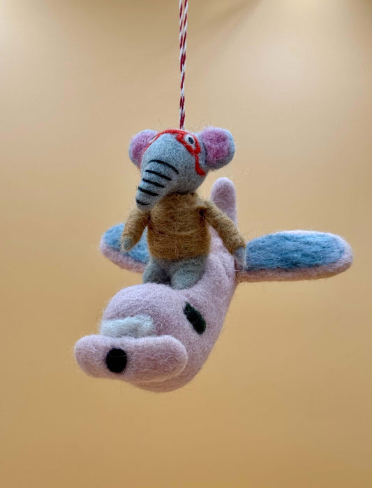 Handgemachter Filzanhänger Schlüsselanhänger Elefant im Flieger, grau, rosa, schwarz, braun aus 100% Wolle.