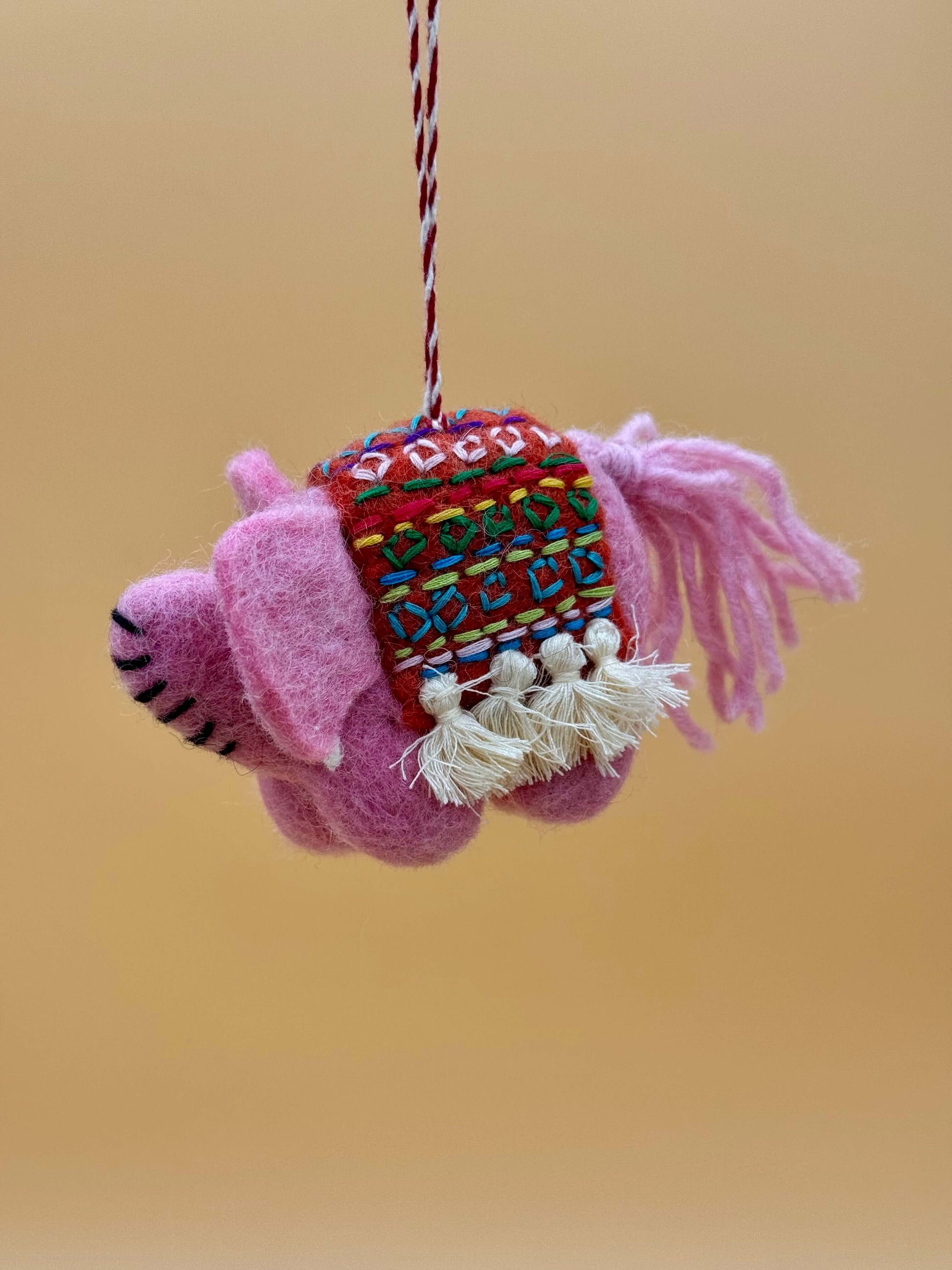 Handgemachter Filzanhänger Schlüsselanhänger Elefant in rosa, rot und schwarz, aus 100% Wolle, einzigartiges Dekorationsstück.