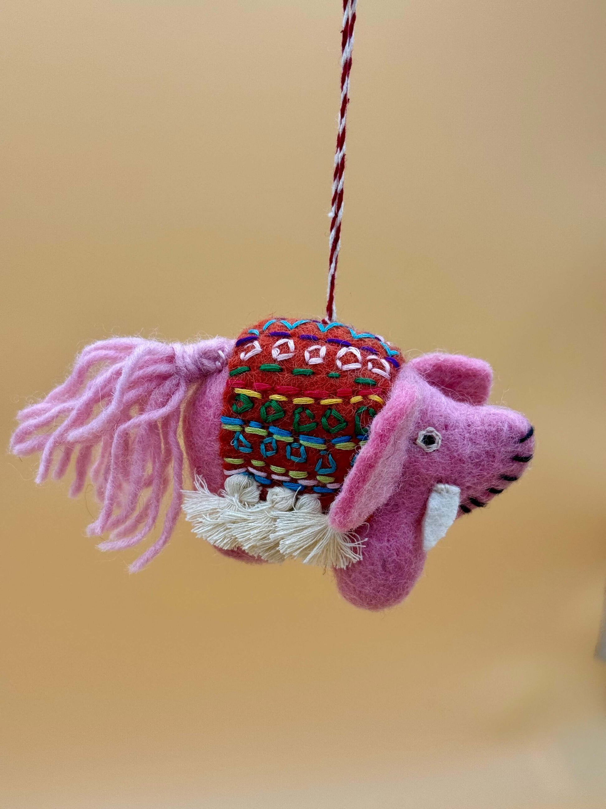 Handgemachter Filzanhänger Elefant in Rosa und Rot, idealer Schlüsselanhänger aus 100% Wolle, einzigartiges Design.