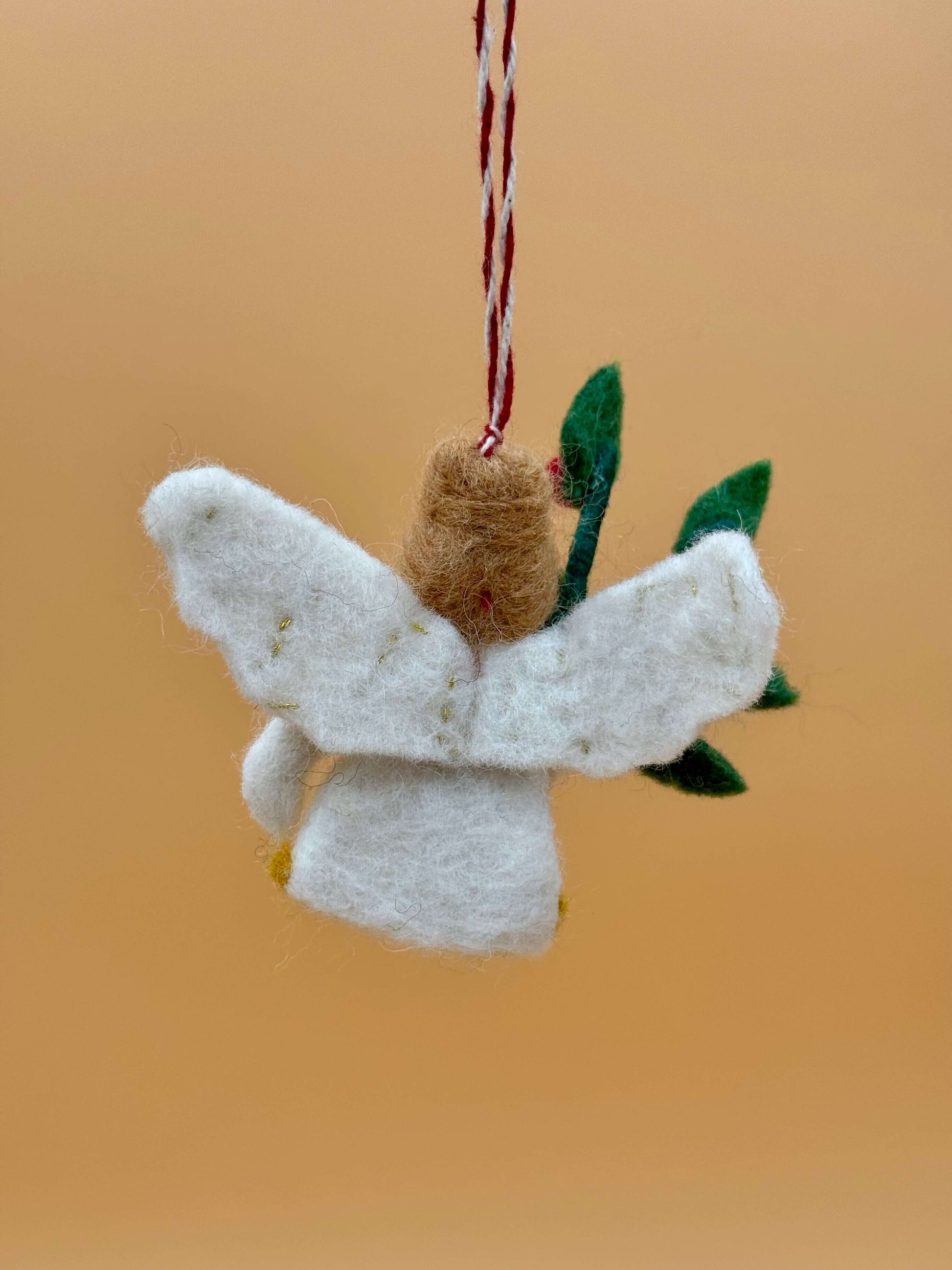 Filzanhänger Schlüsselanhänger Engel mit Blume, handgemacht aus 100% Wolle in beige und grün.