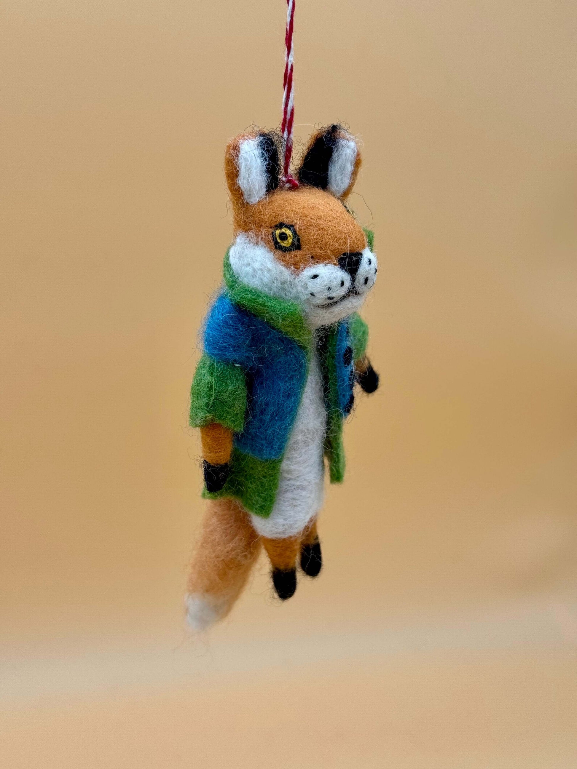 Filzanhänger Schlüsselanhänger Fuchs mit Jacke, handgemacht aus Wolle, braun, grün, blau, ein einzigartiges Stück.