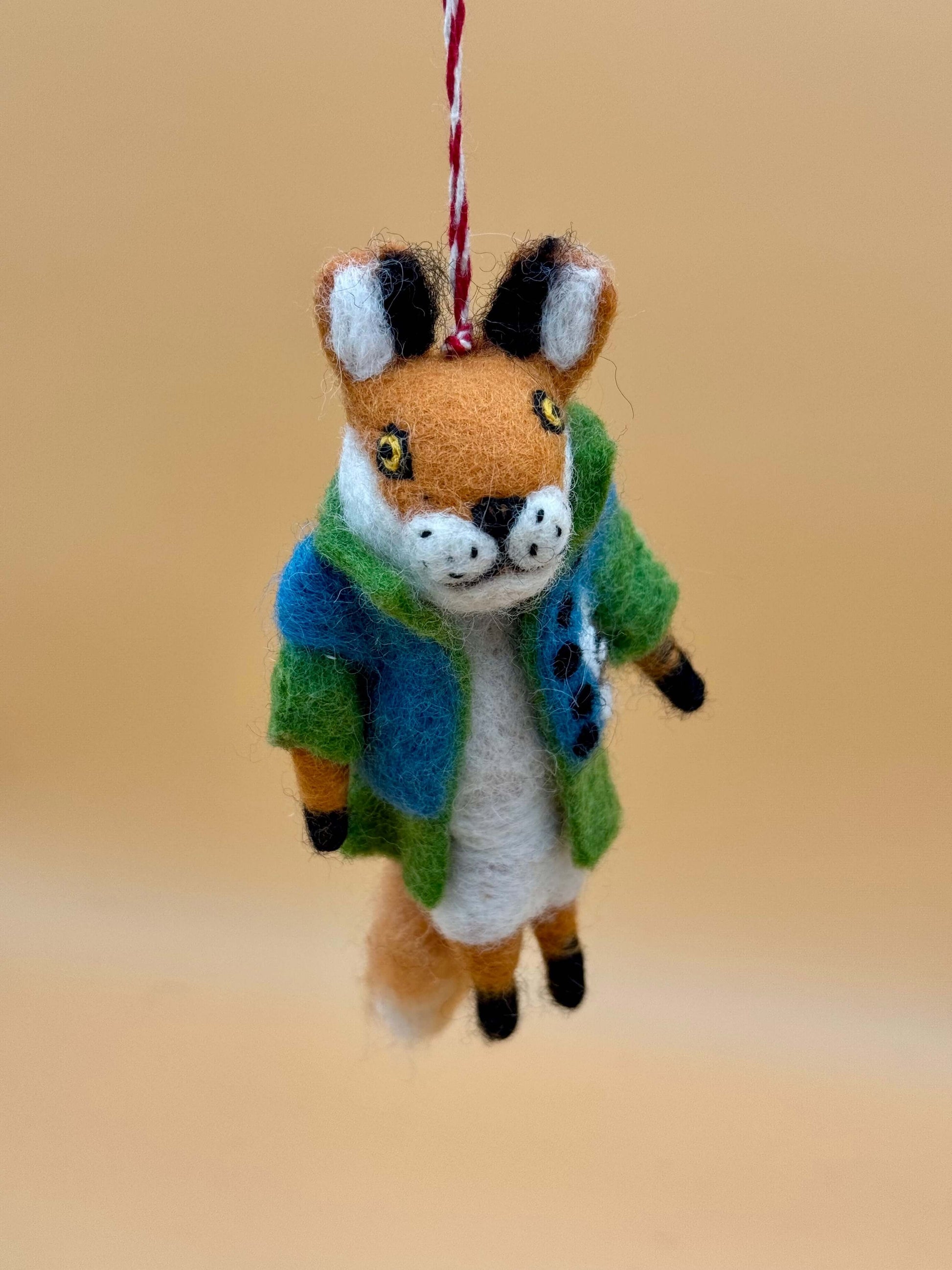 Filzanhänger Schlüsselanhänger Fuchs mit Jacke, handgefertigt aus Wolle, in bunten Farben, einzigartiges Design.
