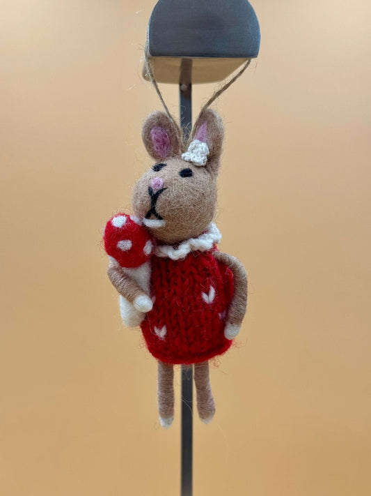 Filzanhänger Schlüsselanhänger Hase mit Pilz, handgemacht aus 100% Wolle in beige, rot und weiß, unikat.