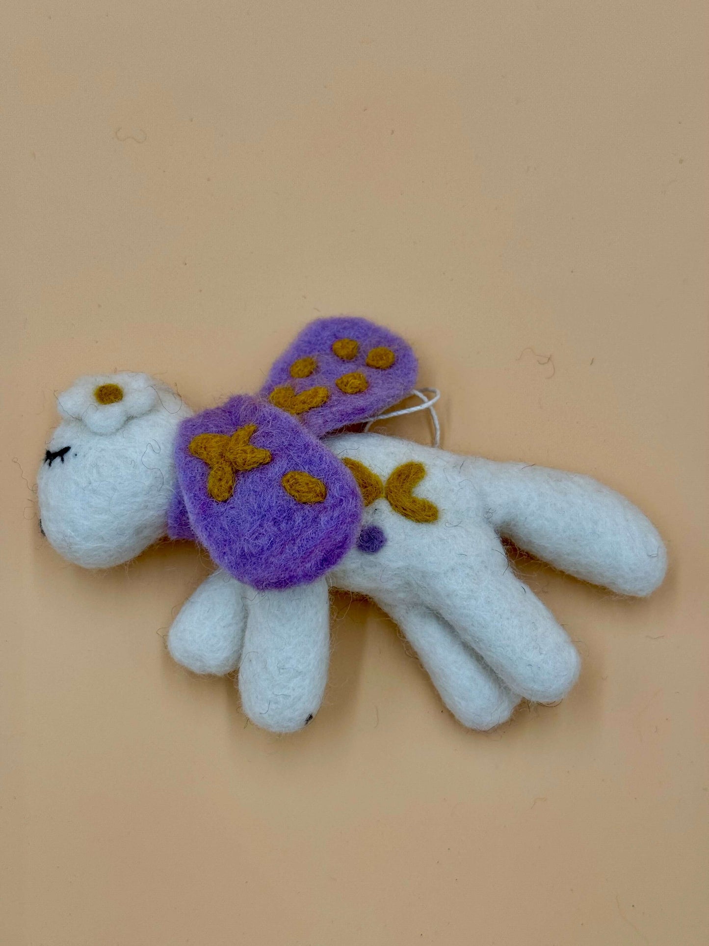 Handgemachter Filzanhänger Schlüsselanhänger Hündin mit lila Schal und Blume, 100% Wolle, weiß und lila.