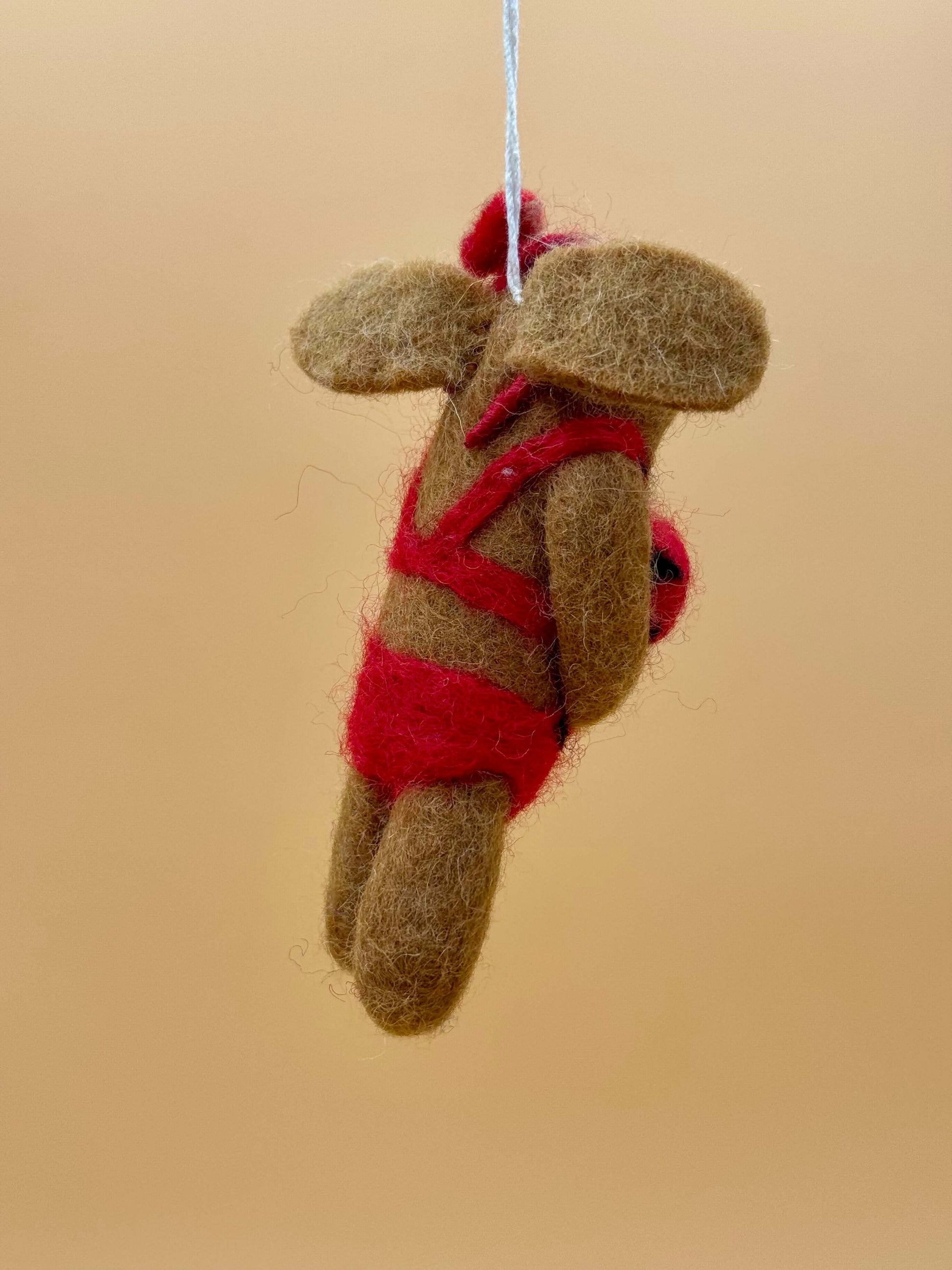 Filzanhänger Schlüsselanhänger Hund in Bikini, handgemacht aus Wolle, Größe M, Farben braun und rot, einzigartiges Design.