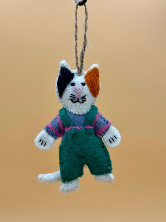 Filzanhänger Schlüsselanhänger Katze mit grüner Hose, handgefertigt aus 100% Wolle in weiß, grün und schwarz.