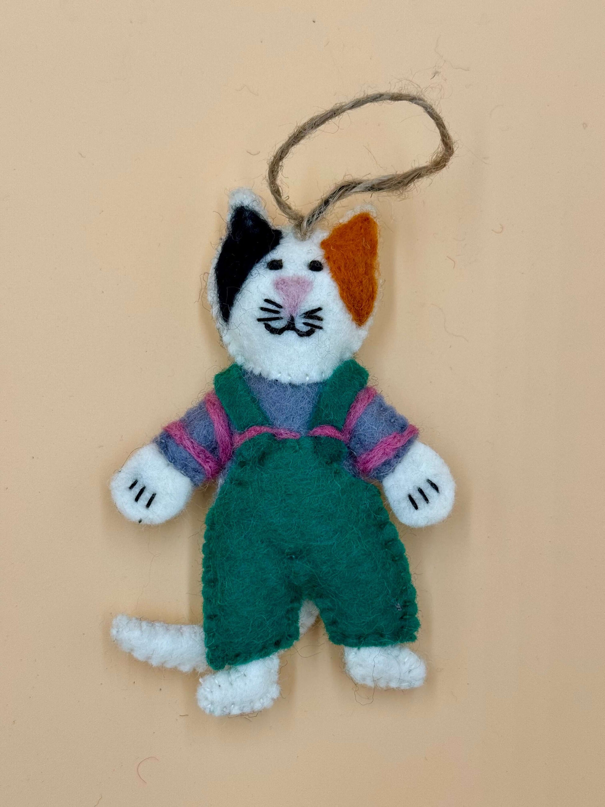 Filzanhänger Schlüsselanhänger Katze mit grüner Hose, handgefertigt aus Wolle, einzigartiges Design.