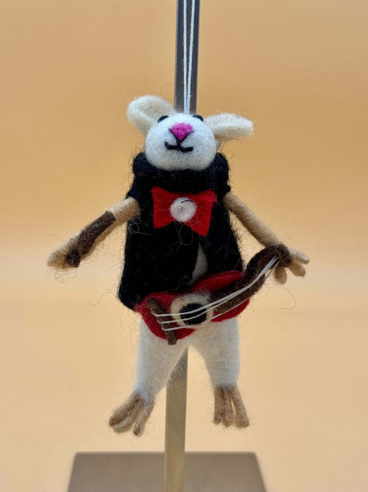 Handgemachter Filzanhänger Schlüsselanhänger einer Maus, die Violine spielt, in beige, schwarz, rot und weiß.