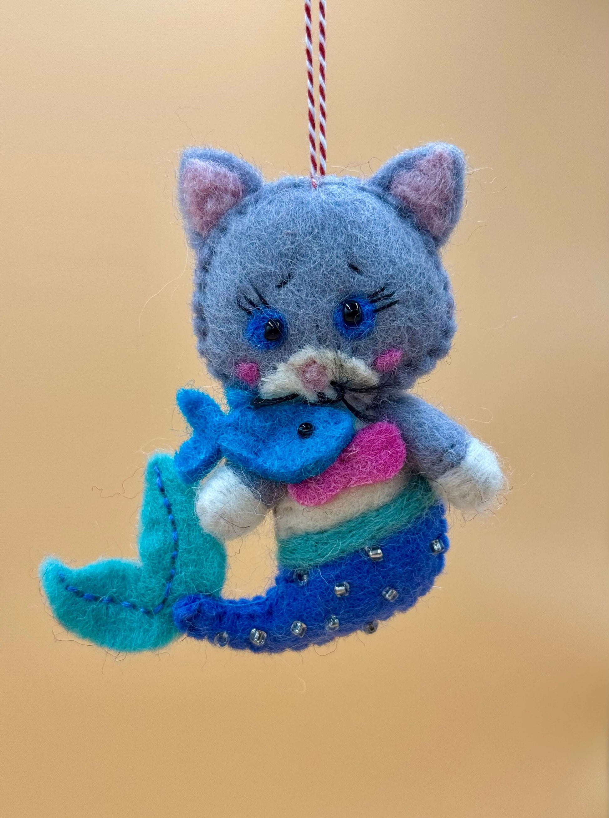 Handgemachter Filzanhänger Schlüsselanhänger in Form einer Meerjungfrau Katze mit blauem Fisch, Größe M.