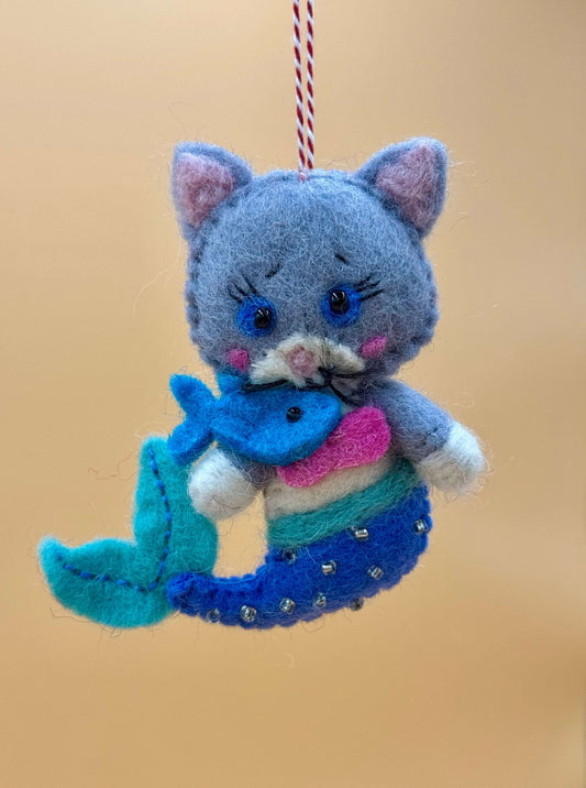 Handgemachter Filzanhänger Schlüsselanhänger in Form einer Meerjungfrau Katze mit blauem Fisch, Größe M.