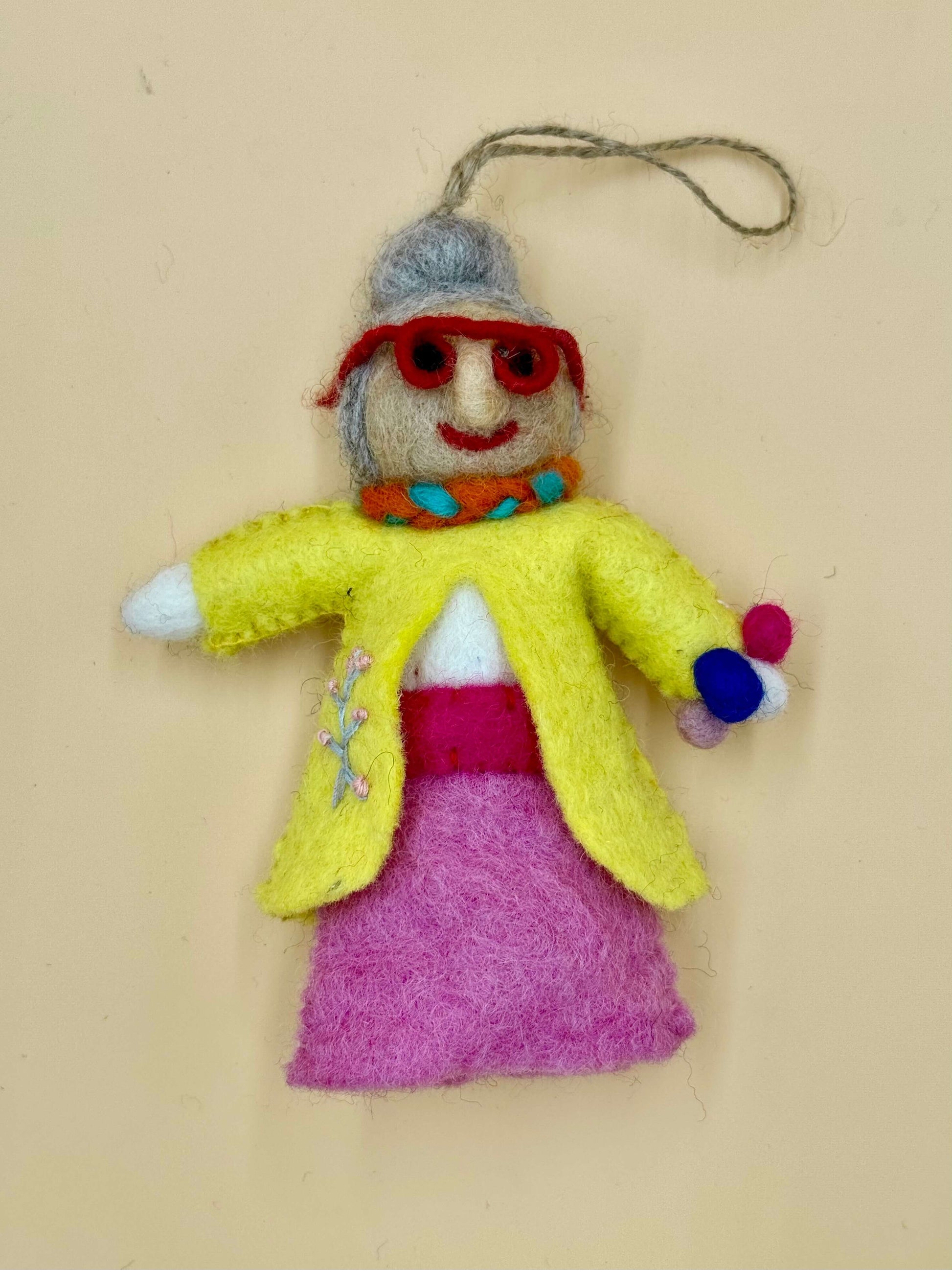Filzanhänger Schlüsselanhänger Mode Oma tanzt, handgemacht aus Wolle in Gelb, Rosa und Rot, einzigartiges Geschenk.