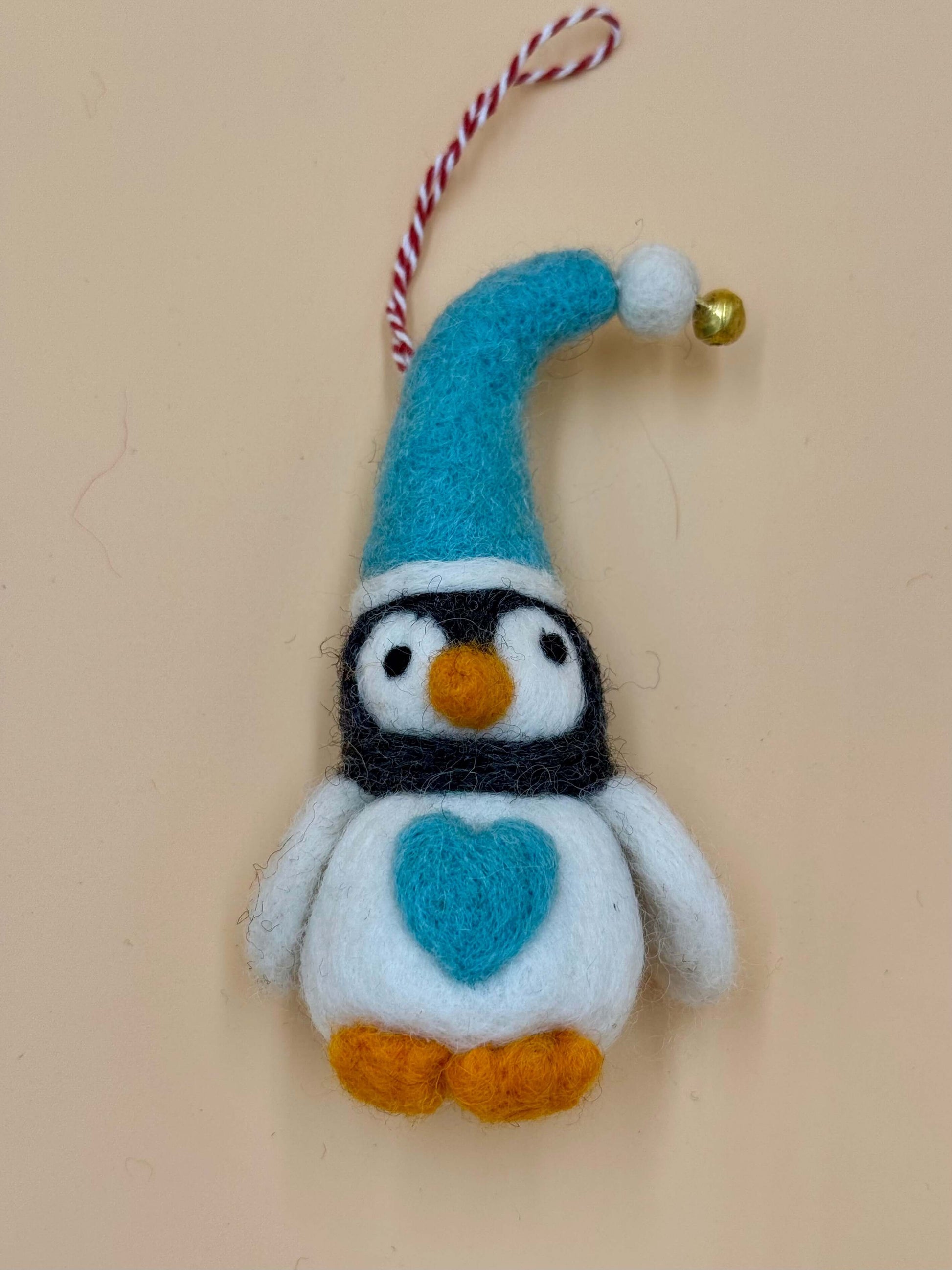 Filzanhänger Schlüsselanhänger Pinguin mit Mütze blau, handgefertigt aus Wolle, einzigartiges Design für Schlüssel oder Dekoration.