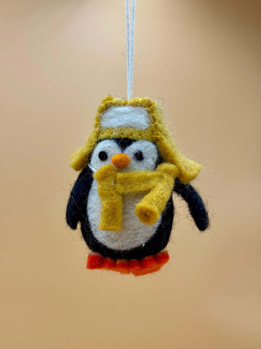 Filzanhänger Schlüsselanhänger Pinguin mit Mütze und Schal, handgefertigt aus 100% Wolle in schwarz, weiß, gelb, orange.
