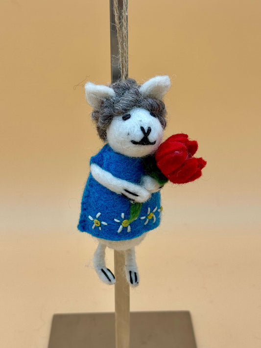 Filzanhänger Schlüsselanhänger Schaf mit Blume, handgemacht aus Wolle, in blau mit roter Blume, einzigartiges Unikat.