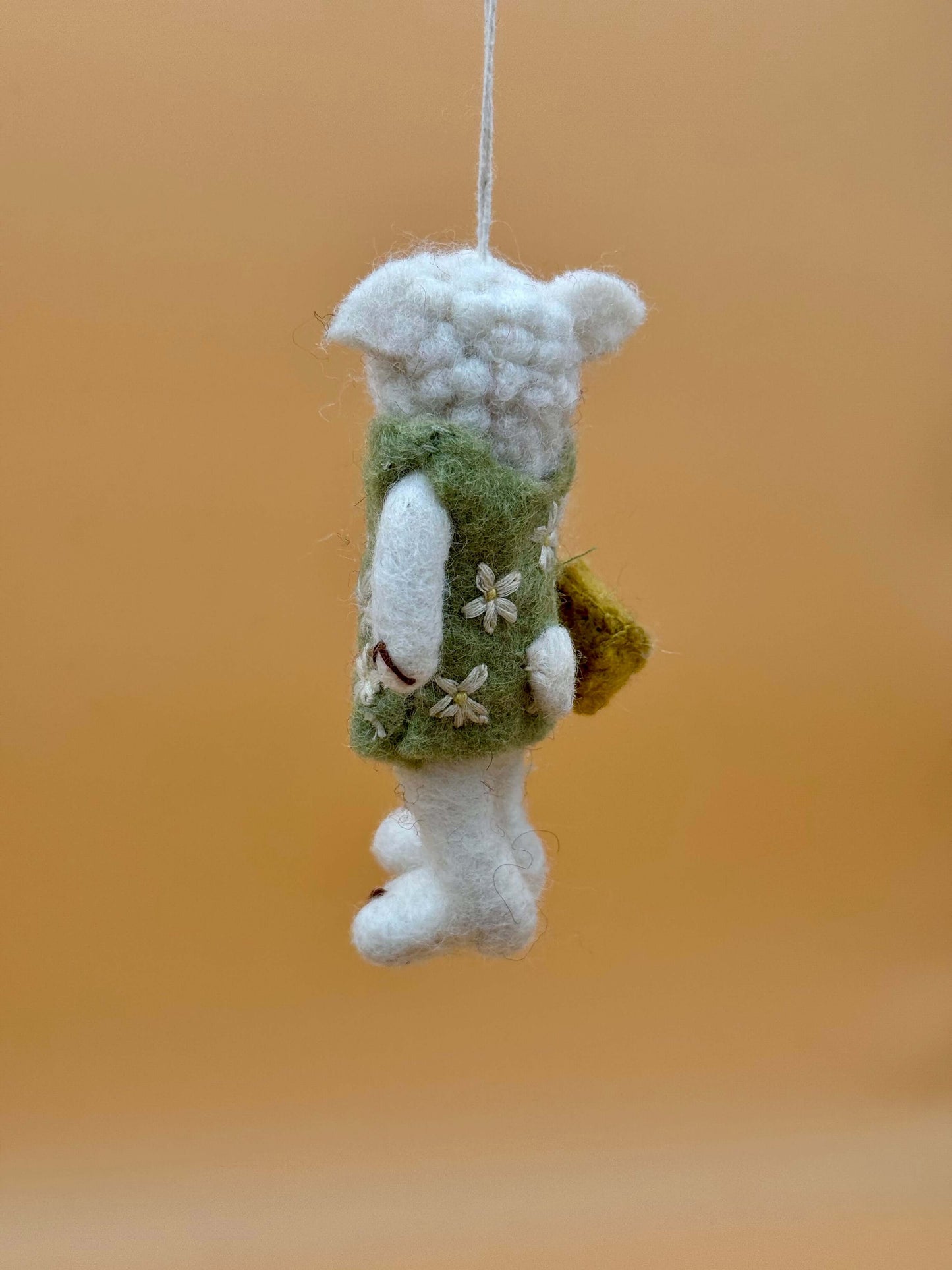 Filzanhänger Schlüsselanhänger Schaf mit Körbchen in grün, handgemacht aus 100% Wolle, einzigartiges Design.