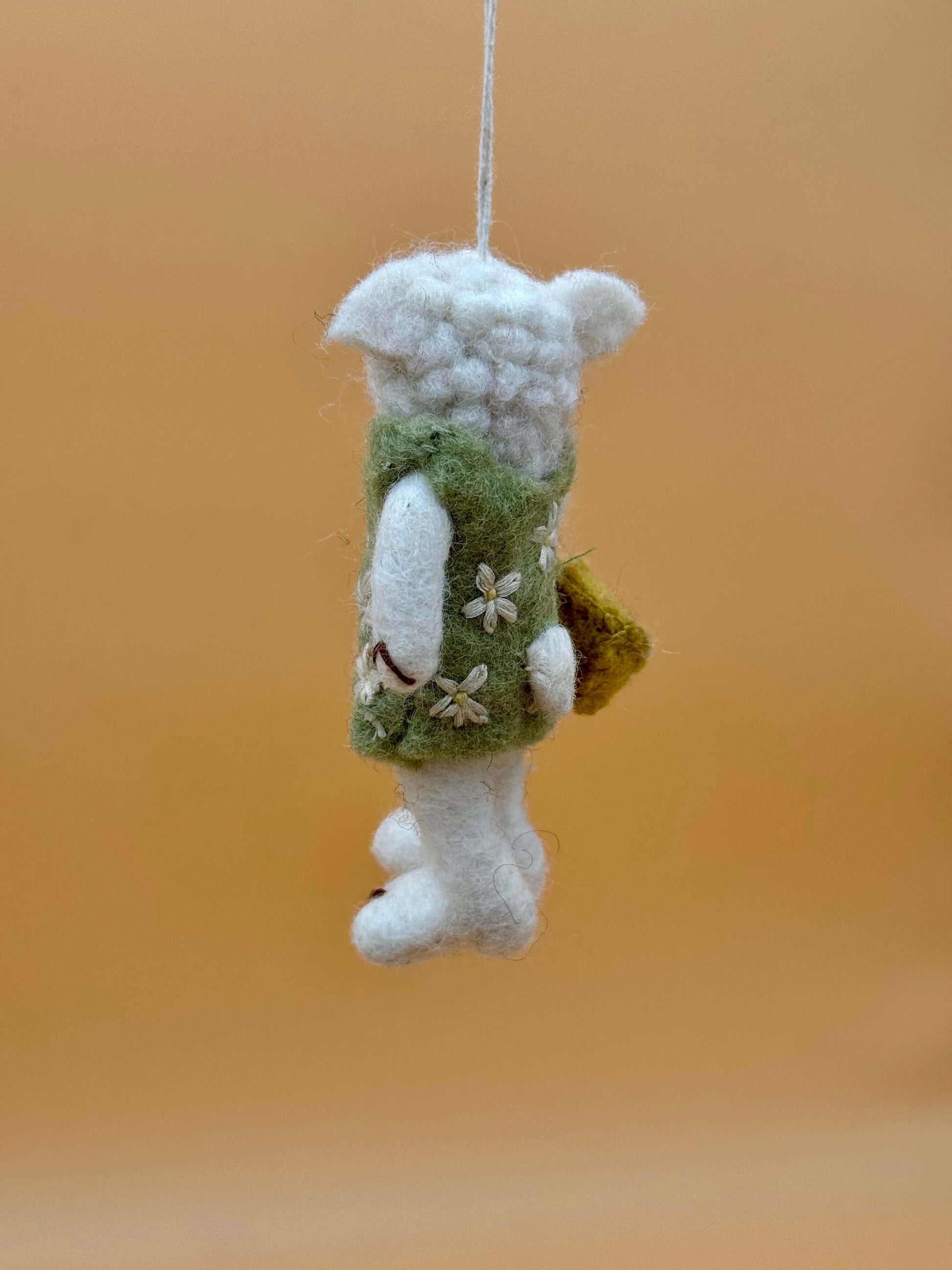 Filzanhänger Schlüsselanhänger Schaf mit Körbchen in grün, handgemacht aus 100% Wolle, einzigartiges Design.
