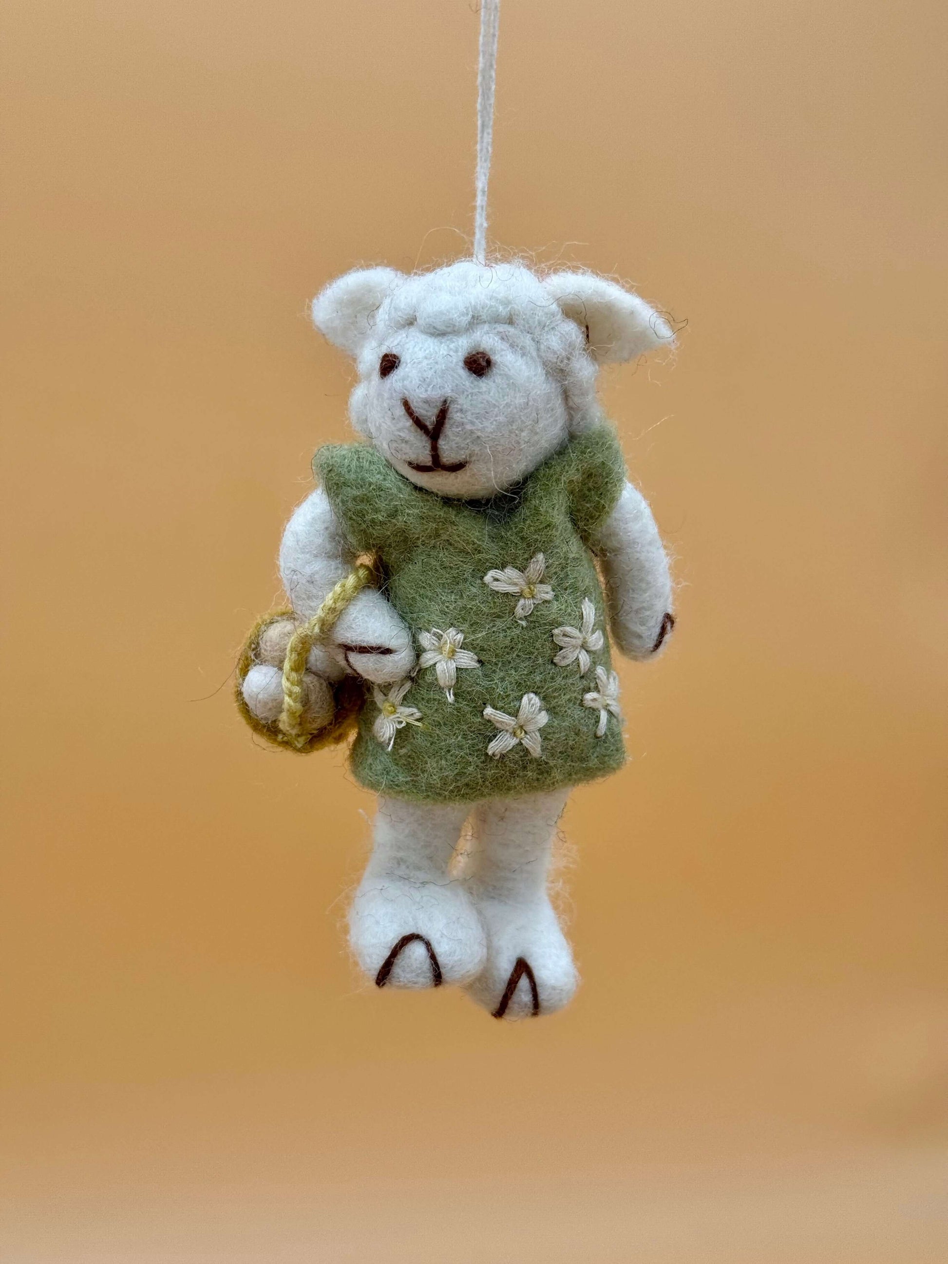 Filzanhänger Schlüsselanhänger Schaf mit Körbchen in grün mit Blumen, handgemacht aus 100% Wolle.