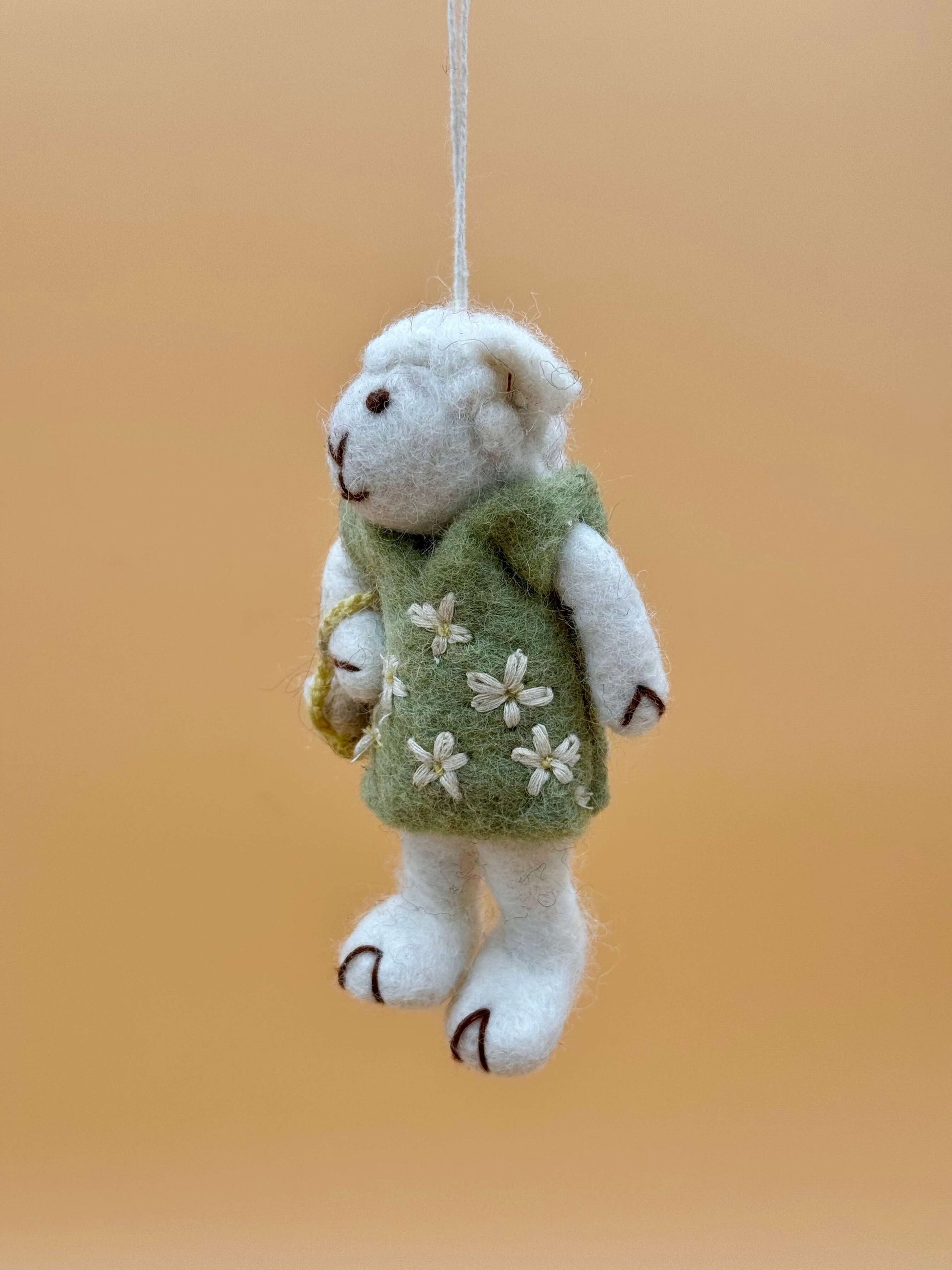 Handgemachter Filzanhänger Schlüsselanhänger Schaf mit Körbchen, grün und weiß, aus 100% Wolle.