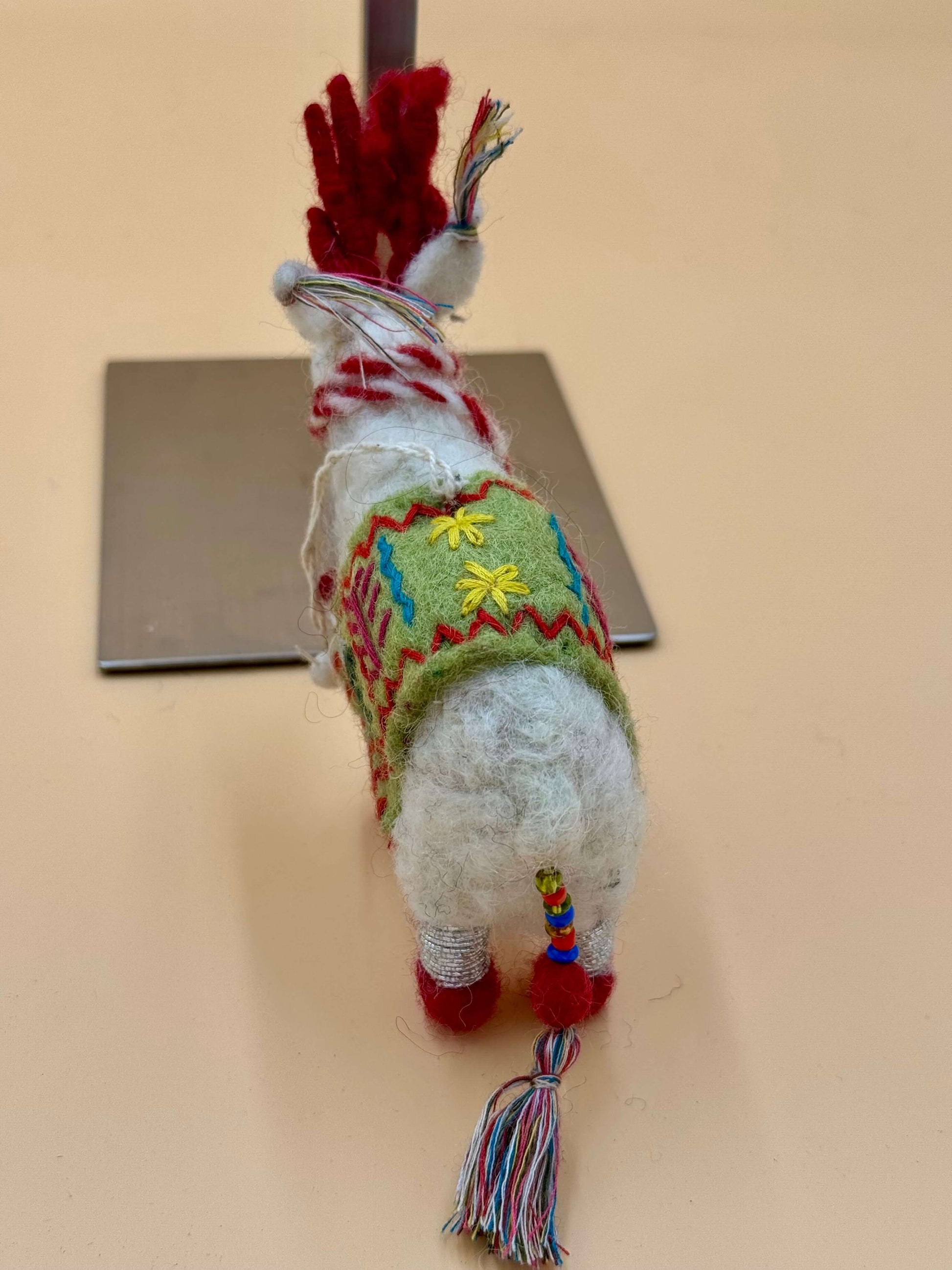 Handmade weißer Filzanhänger Schlüsselanhänger Schaf mit bunten Stickereien und Schwanz aus Wolle, einzigartiges Design.