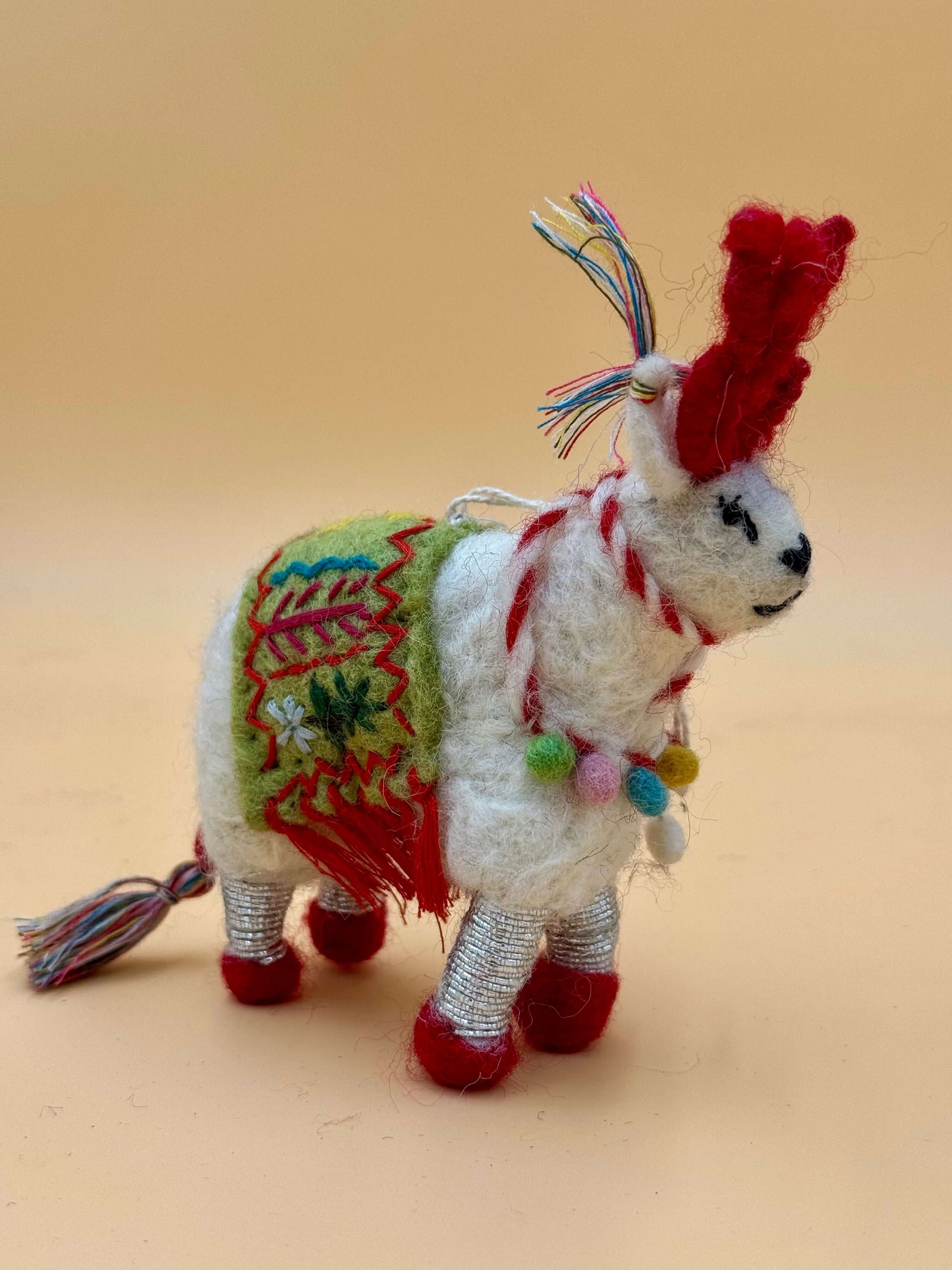 Handgemachter Filzanhänger Schlüsselanhänger Schaf in weiß mit bunten Details, aus 100% Wolle, einzigartiges Design.