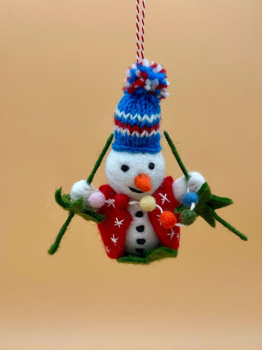 Handgemachter Filzanhänger Schlüsselanhänger Schneemann mit Ski in rot, blau, grün und weiß. Pflegeleicht, einzigartig.