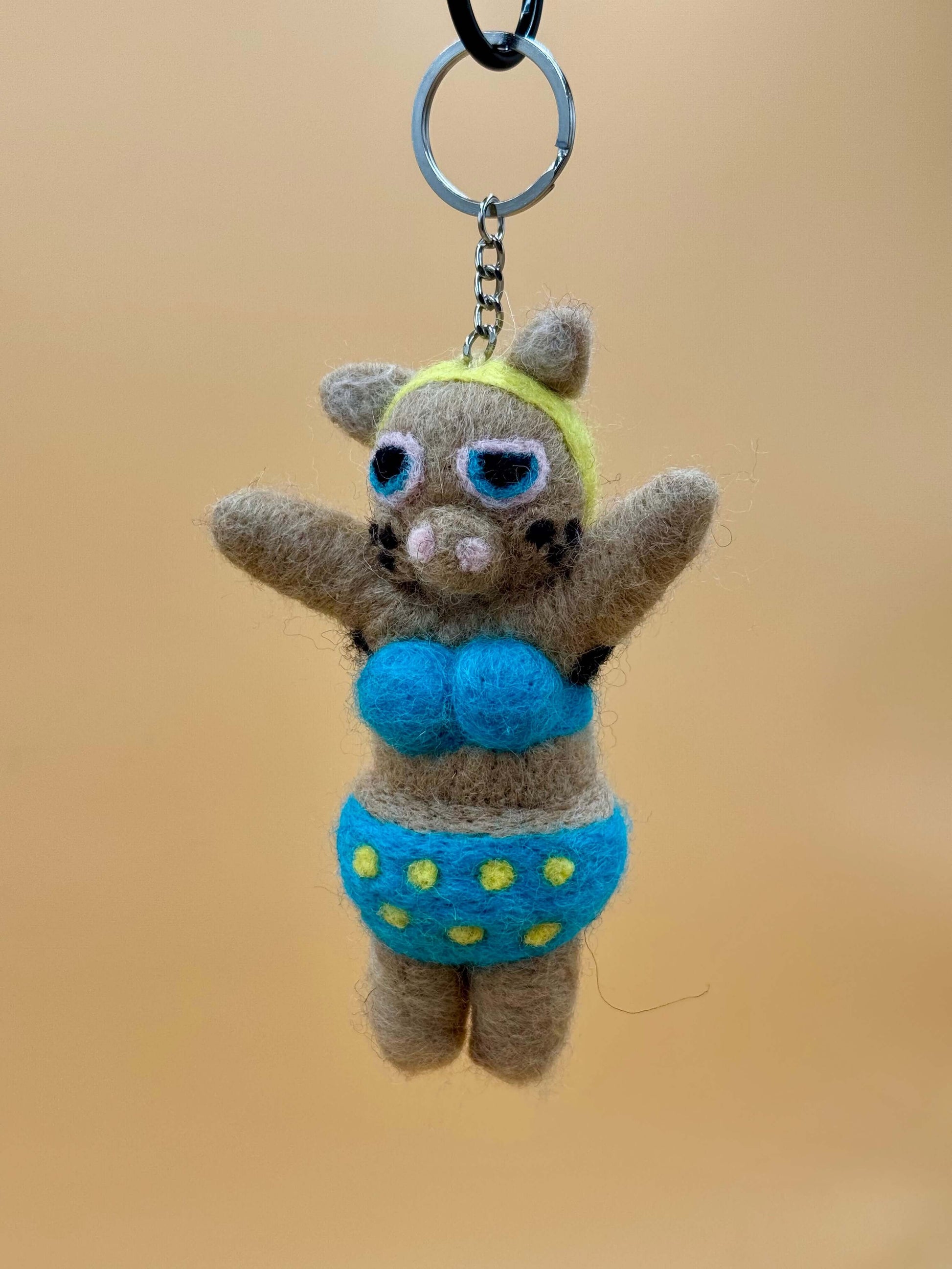 Handmade filzanhänger schlüsselanhänger schweinchen mädchen in bikini, beiger, blauer bikini, niedlich und einzigartig.