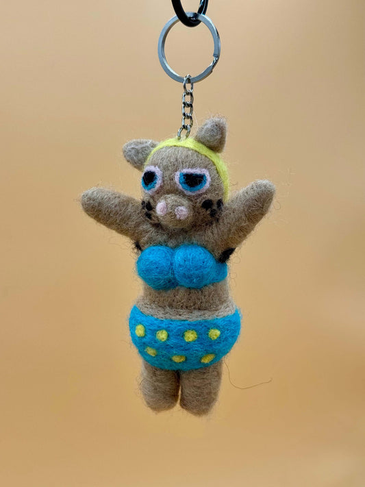 Handmade filzanhänger schlüsselanhänger schweinchen mädchen in bikini, beiger, blauer bikini, niedlich und einzigartig.