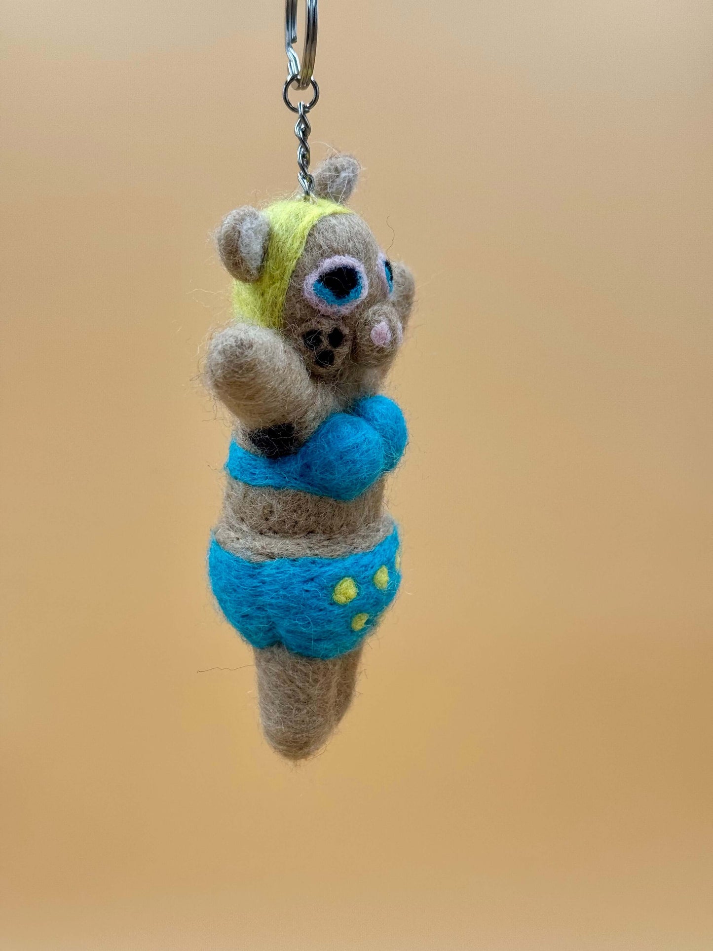 Handmade Filzanhänger Schlüsselanhänger Schweinchen Mädchen in Bikini, beige gelb blau, 100% Wolle, Unikat.