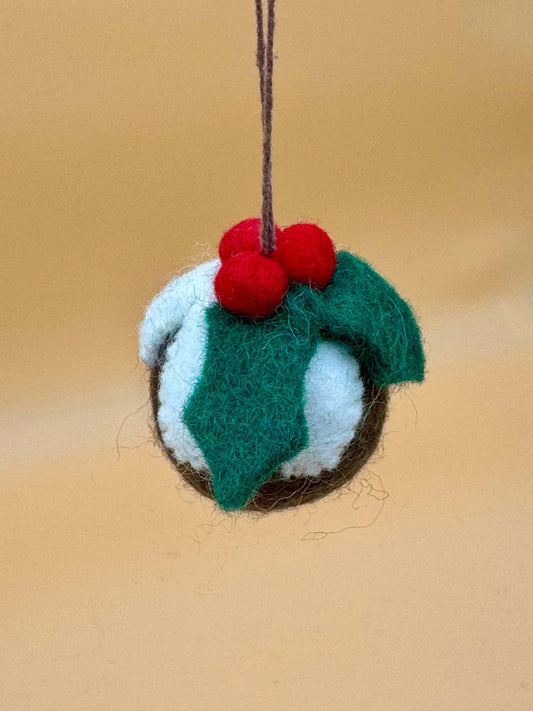 Handgemachter Filzanhänger Schlüsselanhänger in Form einer Weihnachtsbaum Kugel, braun, grün, rot, und weiß.