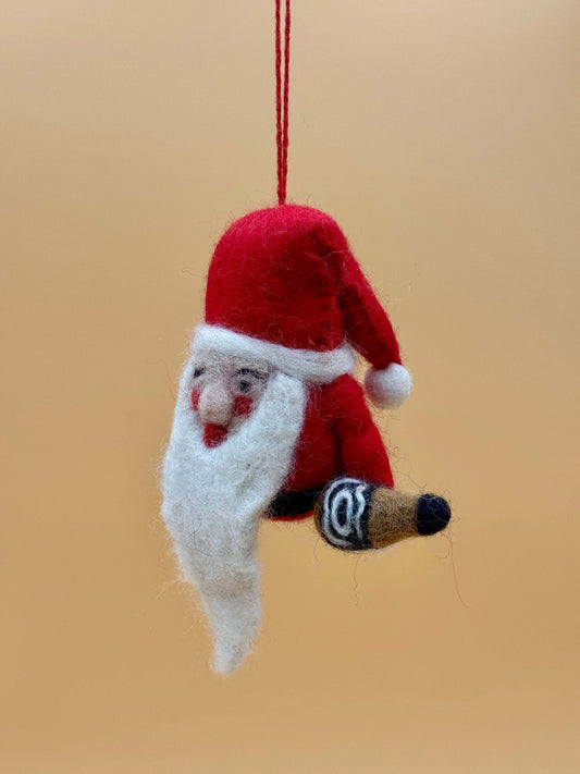 Handgefertigter Filzanhänger Weihnachtsmann Schlüsselanhänger in rot, weiß und schwarz dekoriert für den Weihnachtsbaum.