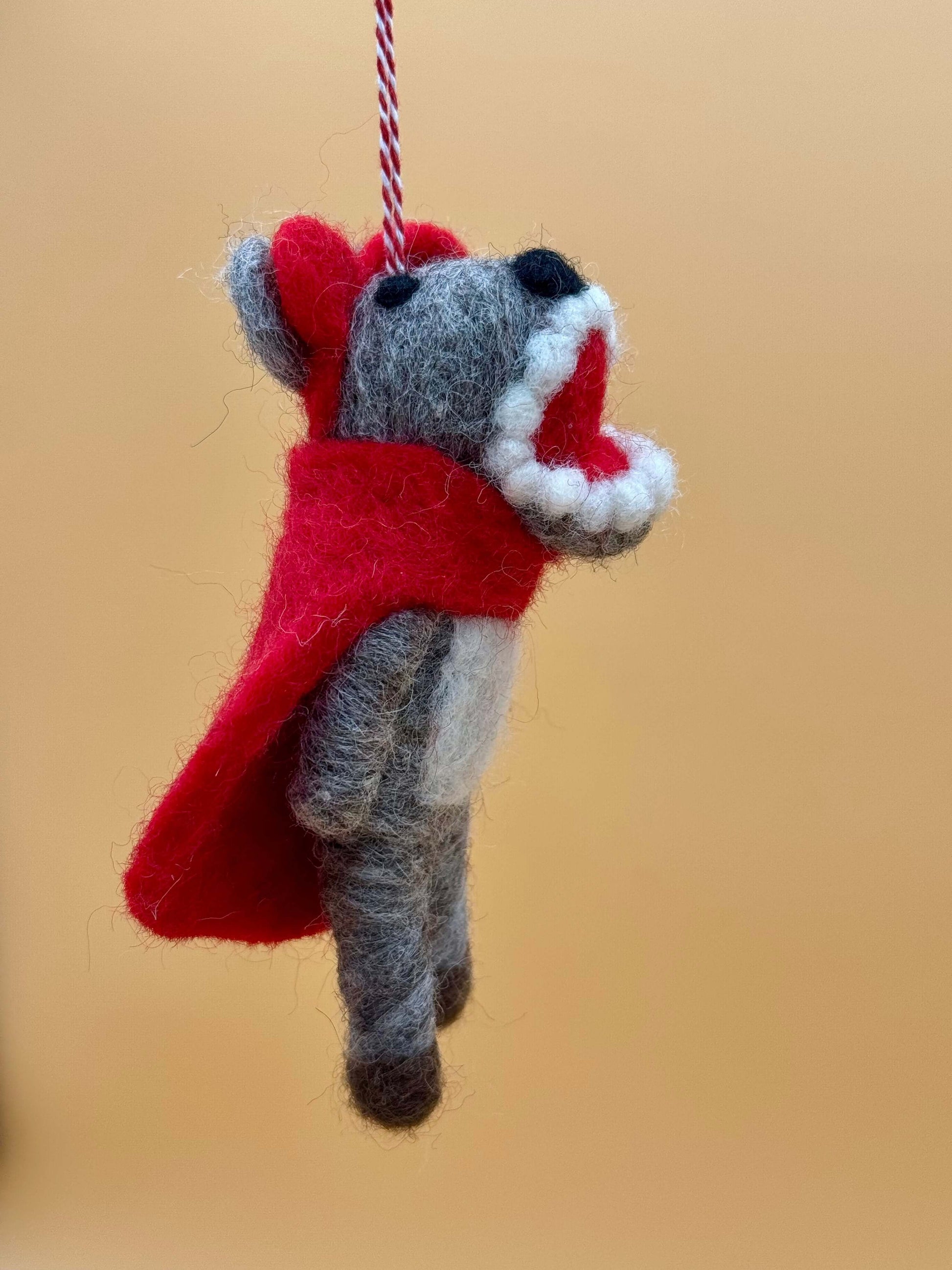 Handgemachter Filzanhänger Schlüsselanhänger Wolf in Mantel, grau und rot, aus 100% Wolle, einzigartiges Deko-Element.