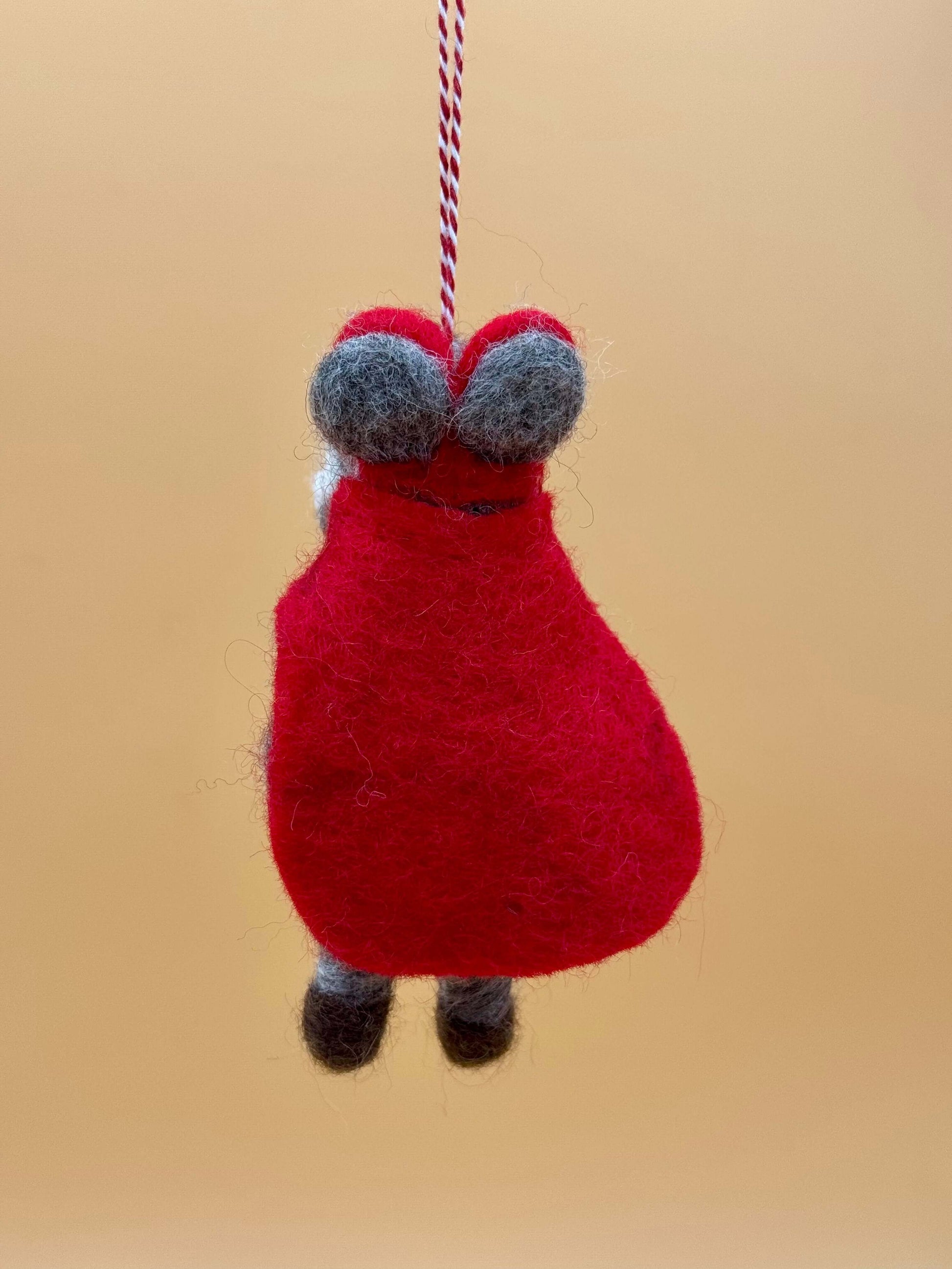 Handmade felt keychain of a wolf in a red coat, unique design, 100% wool, ideal for gifts, filzanhänger, schlüsselanhänger.