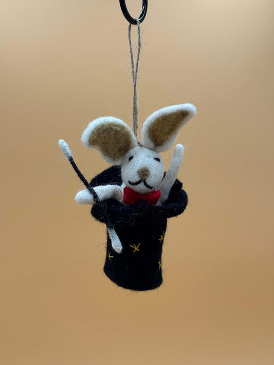 Handgemachter Filzanhänger Schlüsselanhänger Zauber Hase mit Zauberstab und Zauberhut, Größe M in Schwarz und Weiß.