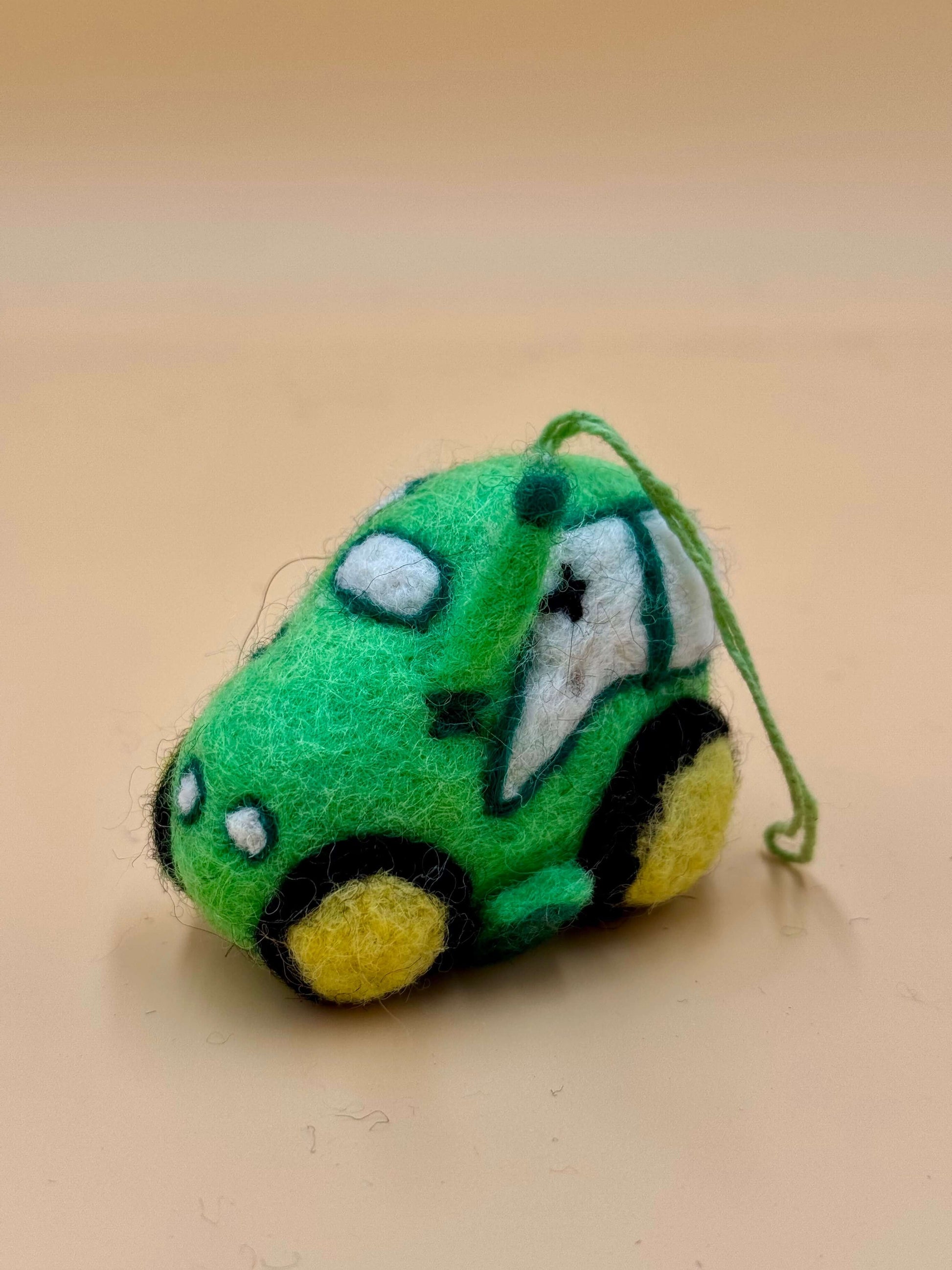 Filzanhänger Schlüsselanhänger in Form eines grünen Autos, handgefertigt aus 100% Wolle, einzigartiges Design.