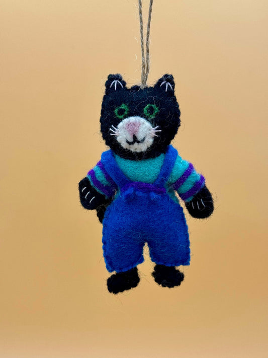 Filzanhänger Schlüsselanhänger schwarze Katze in blauer Kleidung, handgefertigt aus 100% Wolle.