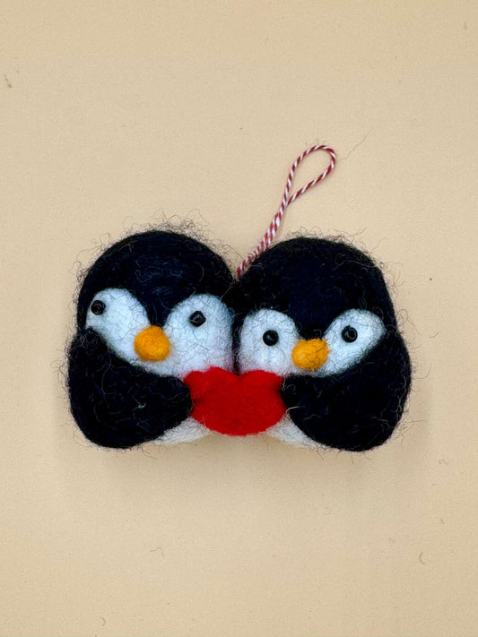 Filzanhänger Schneeanhänger zwei Pinguine mit Herz, handgemacht aus 100% Wolle in schwarz und weiß, Schlüsselanhänger M.