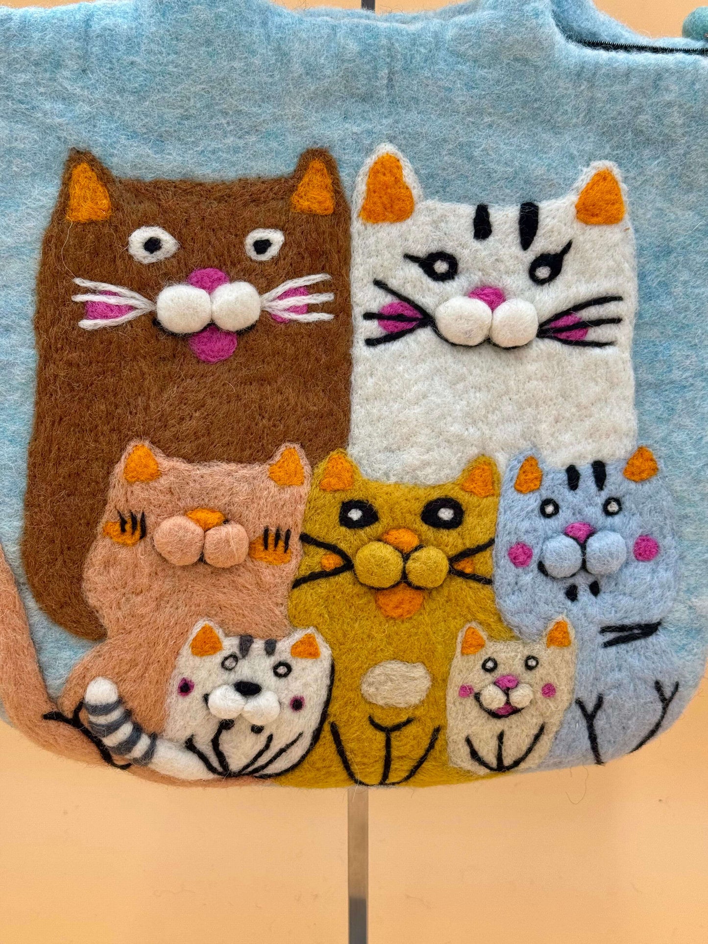 Handtasche Filztasche Size L mit bunten Katzenmotiven, handgefertigt aus 100% Wolle, ideal für Alltag und Freizeit.