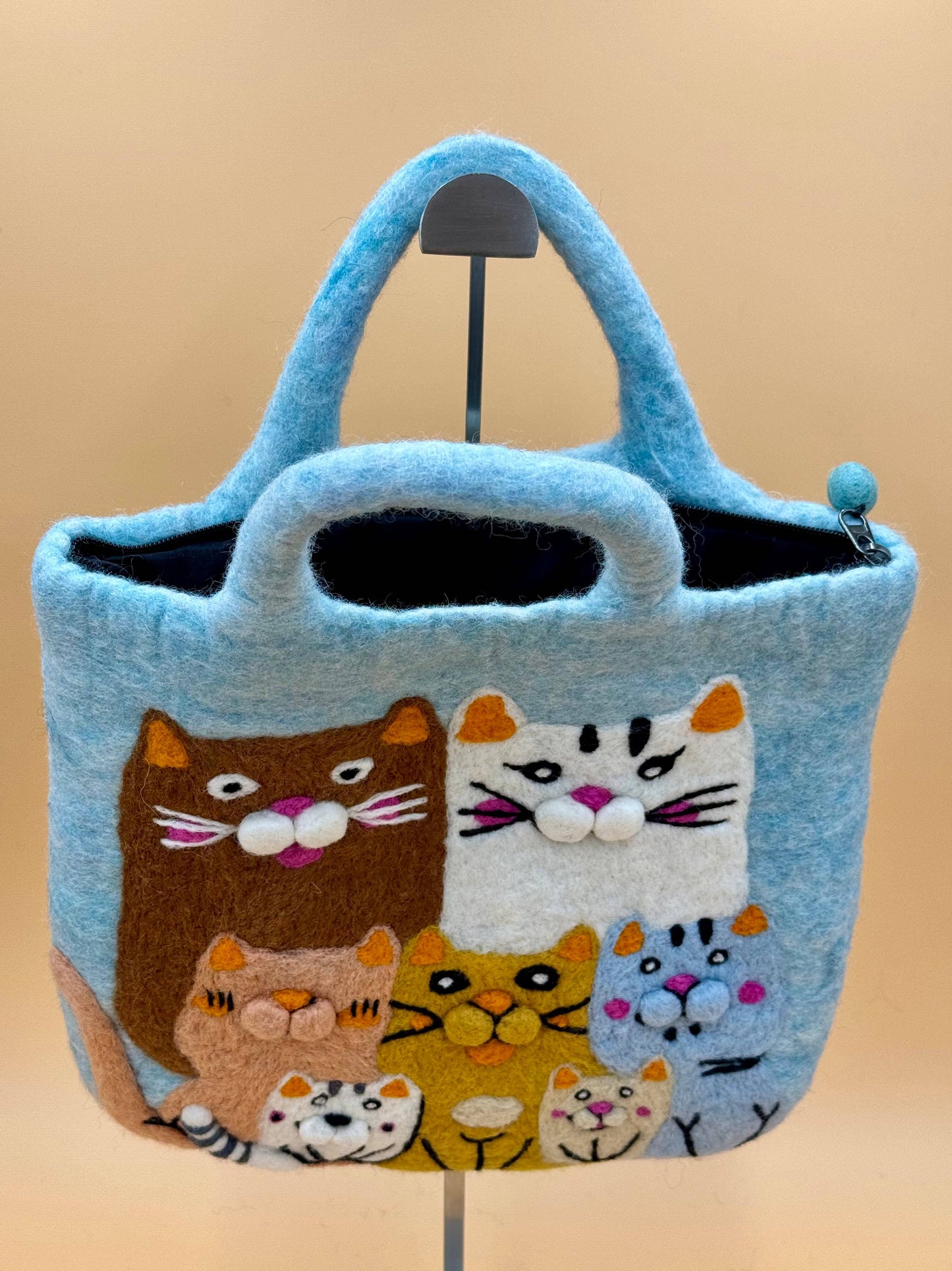 Handtasche Filztasche Size L Large Bag 7 Katzen, handgemachte Filztasche aus Wolle in Blau, mit Katzenmotiven.