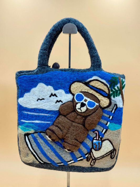 Handtasche Filztasche Size L mit Bär am Strand, handgefertigt aus Wolle in grau, blau, braun, ideal für Laptop und mehr.