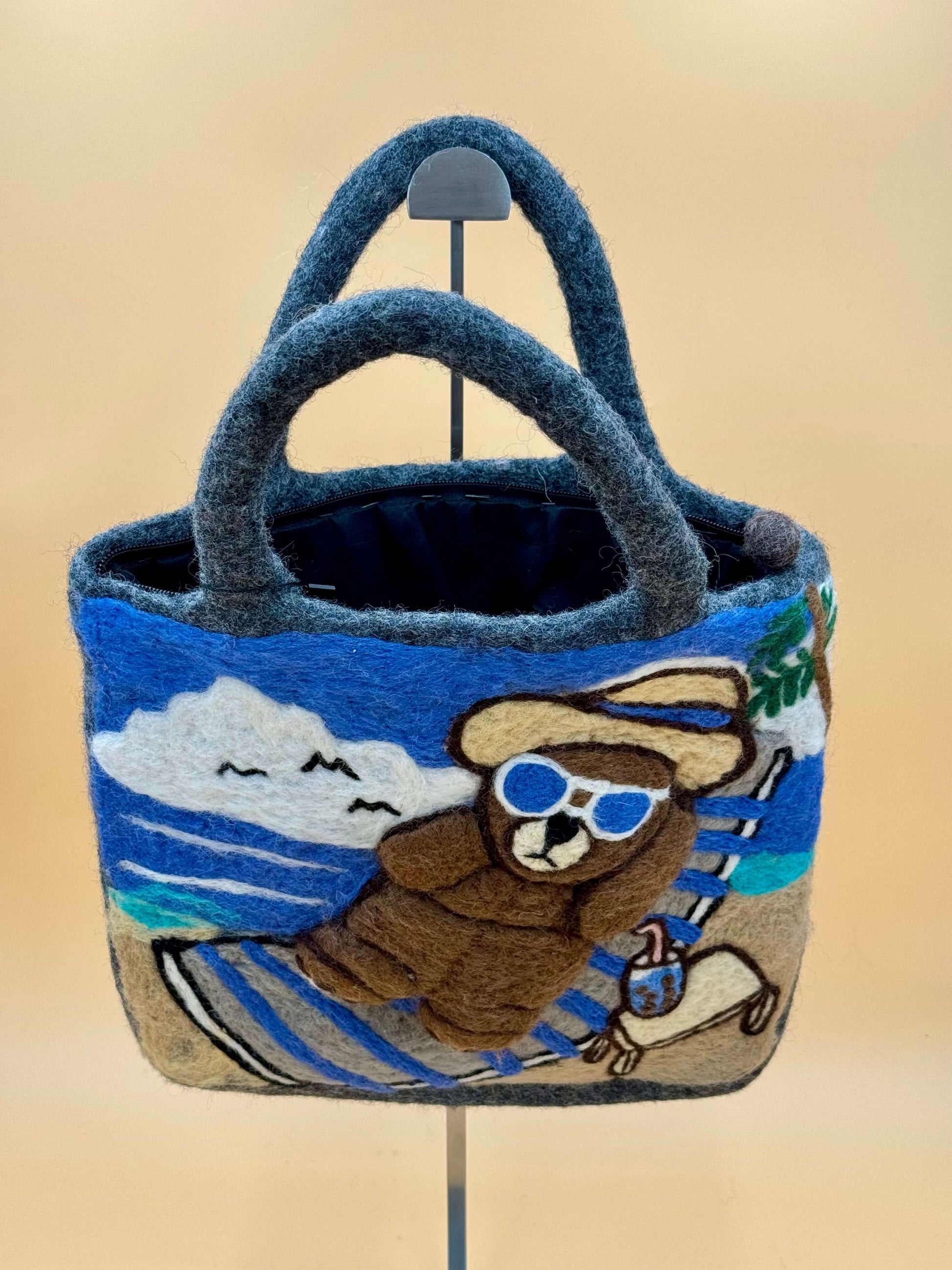Handtasche Filztasche Size L Large Bag mit Bär am Strand, handgemachte Filztasche aus Wolle, grau-blau-braun, 33x33cm.