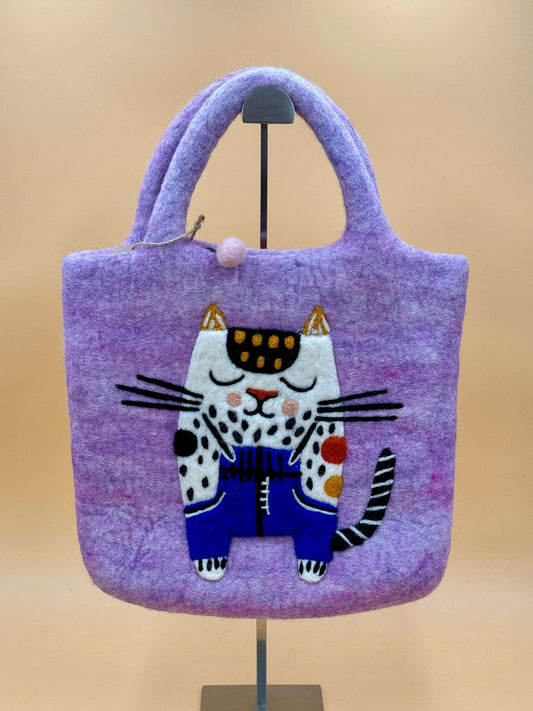 Handtasche Filztasche Size L Large Bag Katze mit Latzhose in lila, handgefertigt aus 100% Wolle mit Innenfutter.