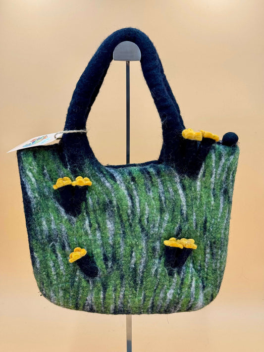 Handtasche Filztasche Size L Large Bag Moos mit Blumen, handgemacht aus Wolle, grün mit gelben Details, ideal für iPad und mehr.