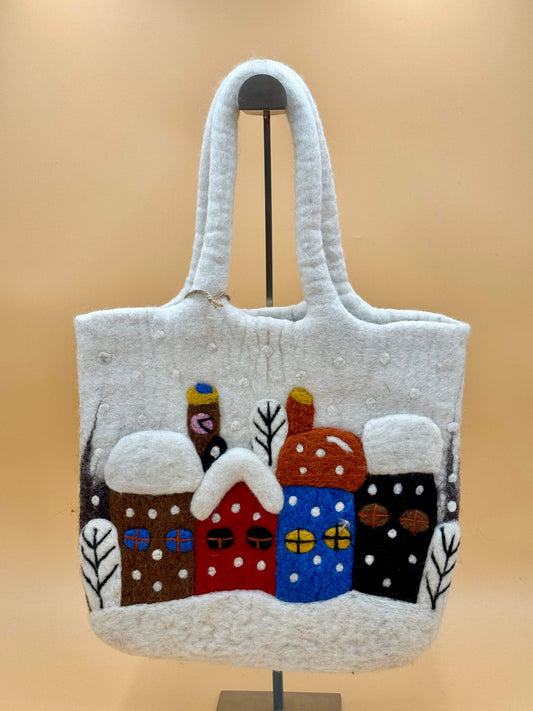 Handgemachte Filztasche Größe L mit Schnee und Häuser-Motiv, weiß, bunt, ideal für Laptop und Alltagsgegenstände.