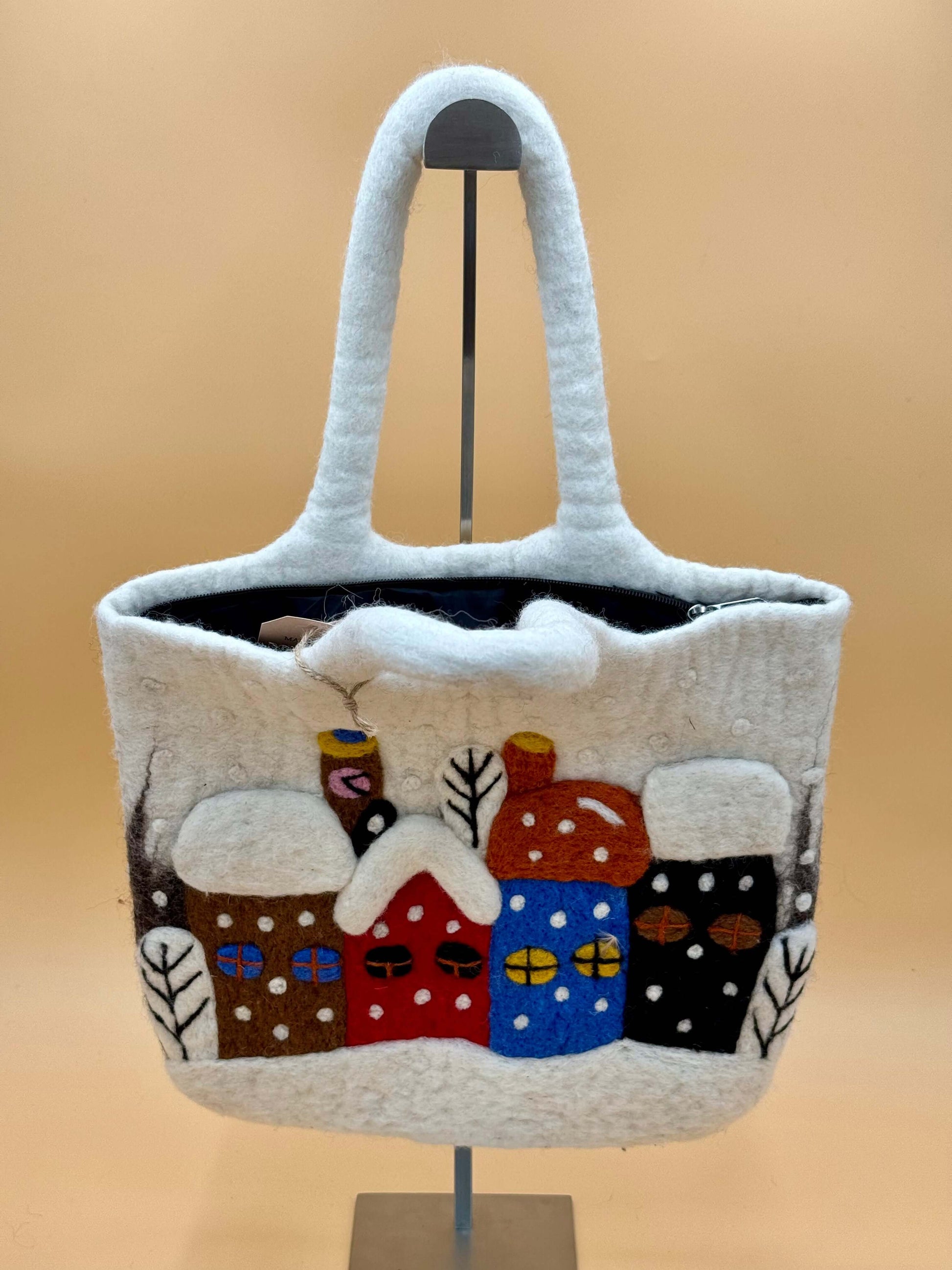 Handtasche Filztasche Size L Large Bag mit Schnee Häuser Design, handgemacht aus 100% Wolle, 33x33cm.