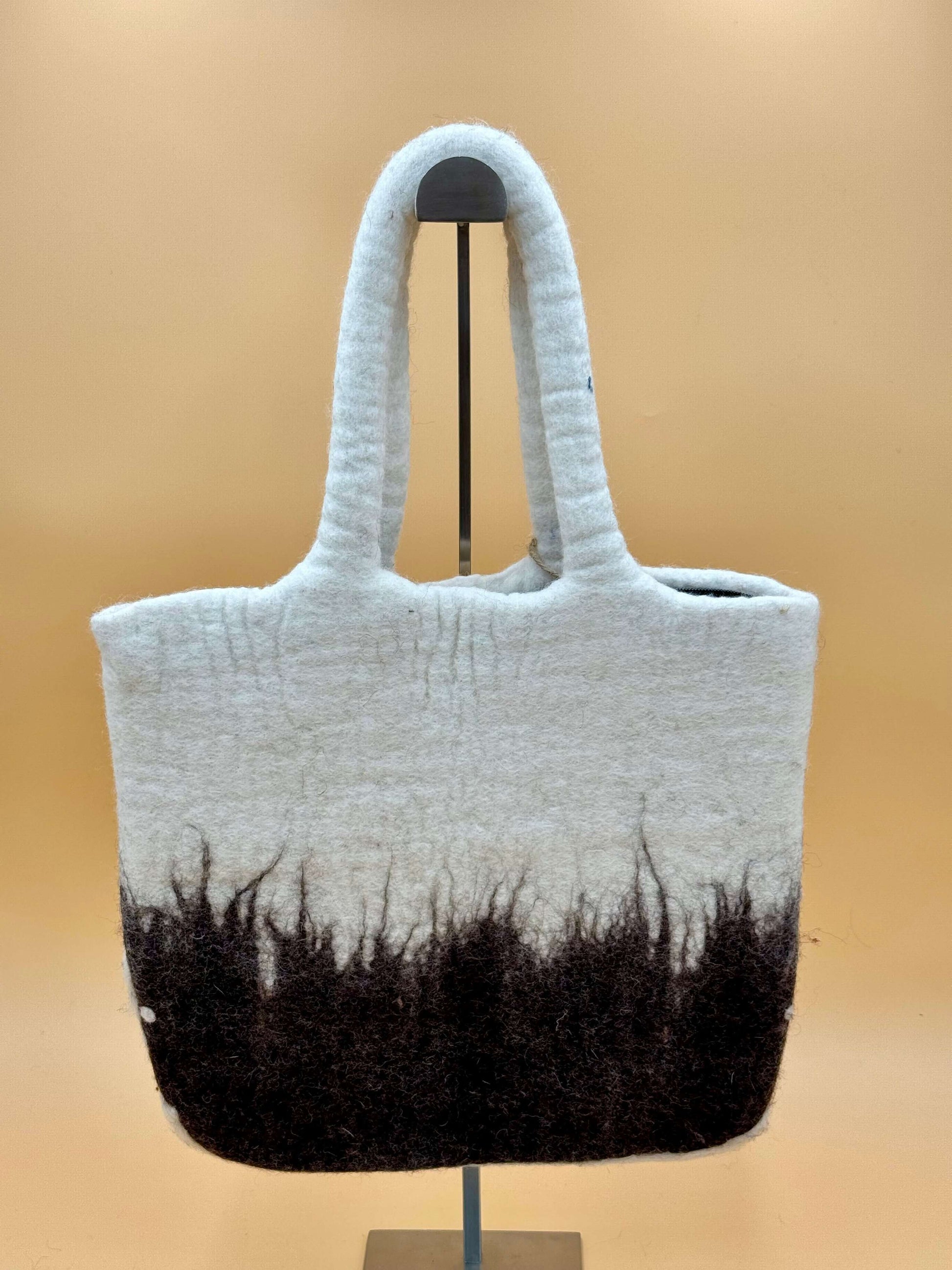 Handtasche Filztasche Size L Large Bag in Weiß und Braun, handgemacht aus 100% Wolle, ideal für Reisen.