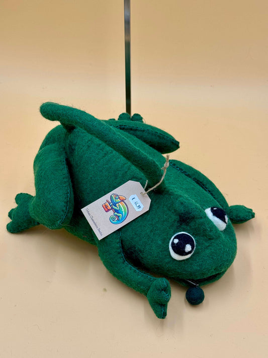 Grüne handgemachte Filztasche in Froschform, ideal für kleine Gegenstände wie Geldbörse und Kosmetik.