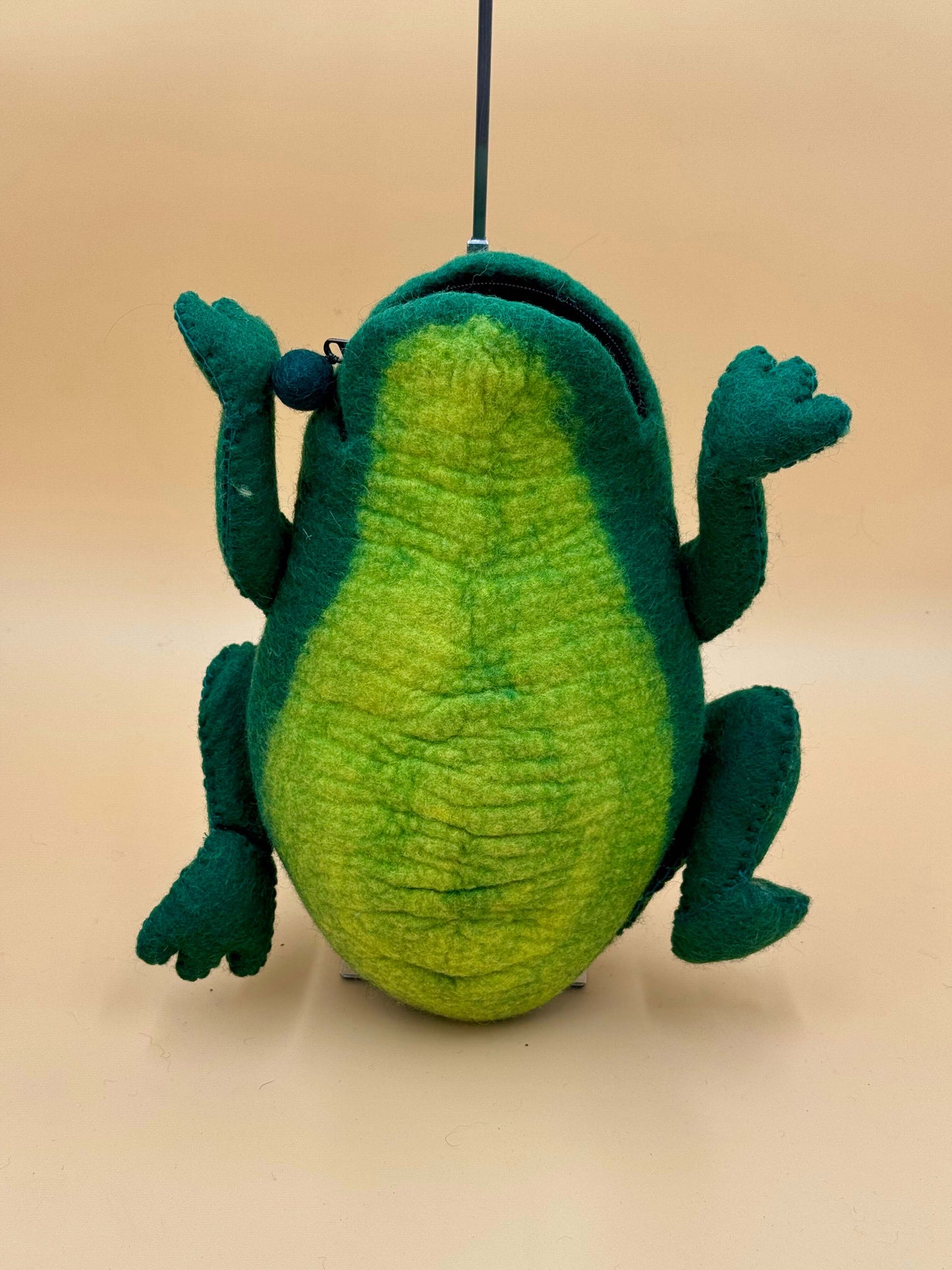 Handgemachte Filztasche in Froschform, grün und schwarz, Größe M, für Alltag und Freizeit, handgefertigt aus 100% Wolle.