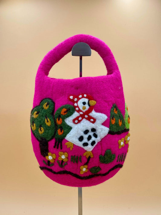 Handtasche Filztasche Size S Bucket Bag Gans in pink mit Hühner-Motiv und bunten Details, handgefertigt aus Wolle.
